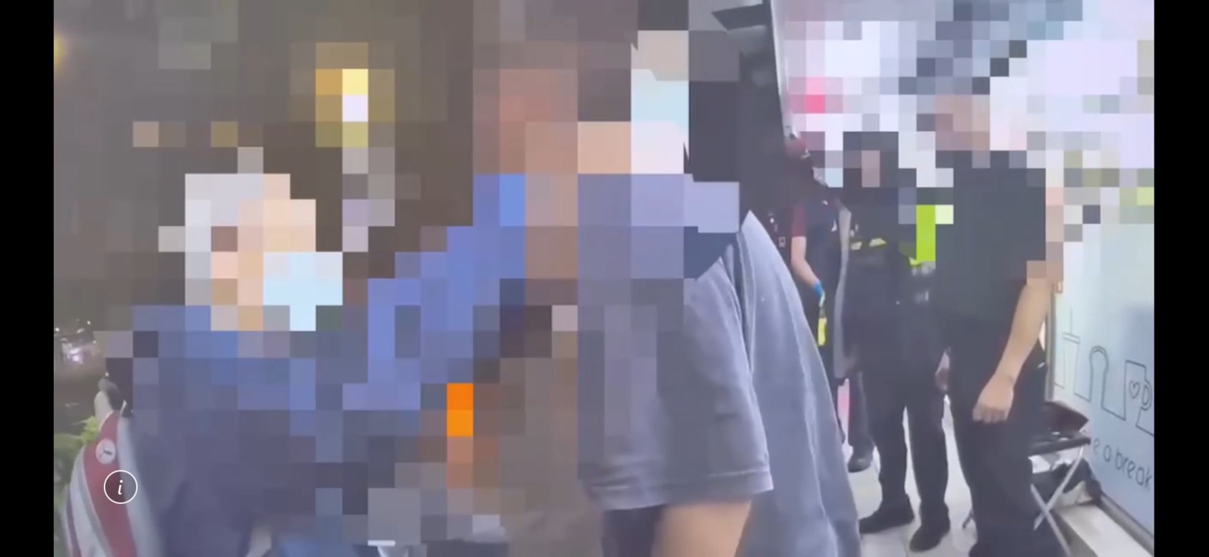 高男父親到場安撫兒子,但高男不理會持續咆哮。翻攝畫面