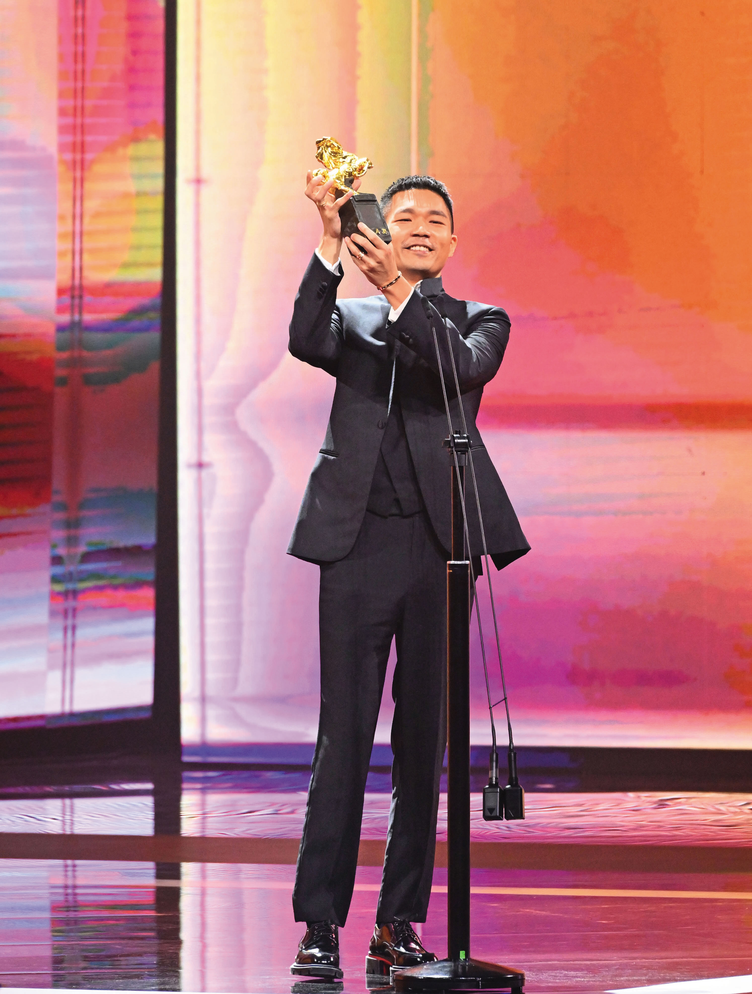 李駿碩（右）在金馬頒獎典禮致詞感謝演員張迪文（左），說：「遇到你，是我做導演最大最大的幸運。」