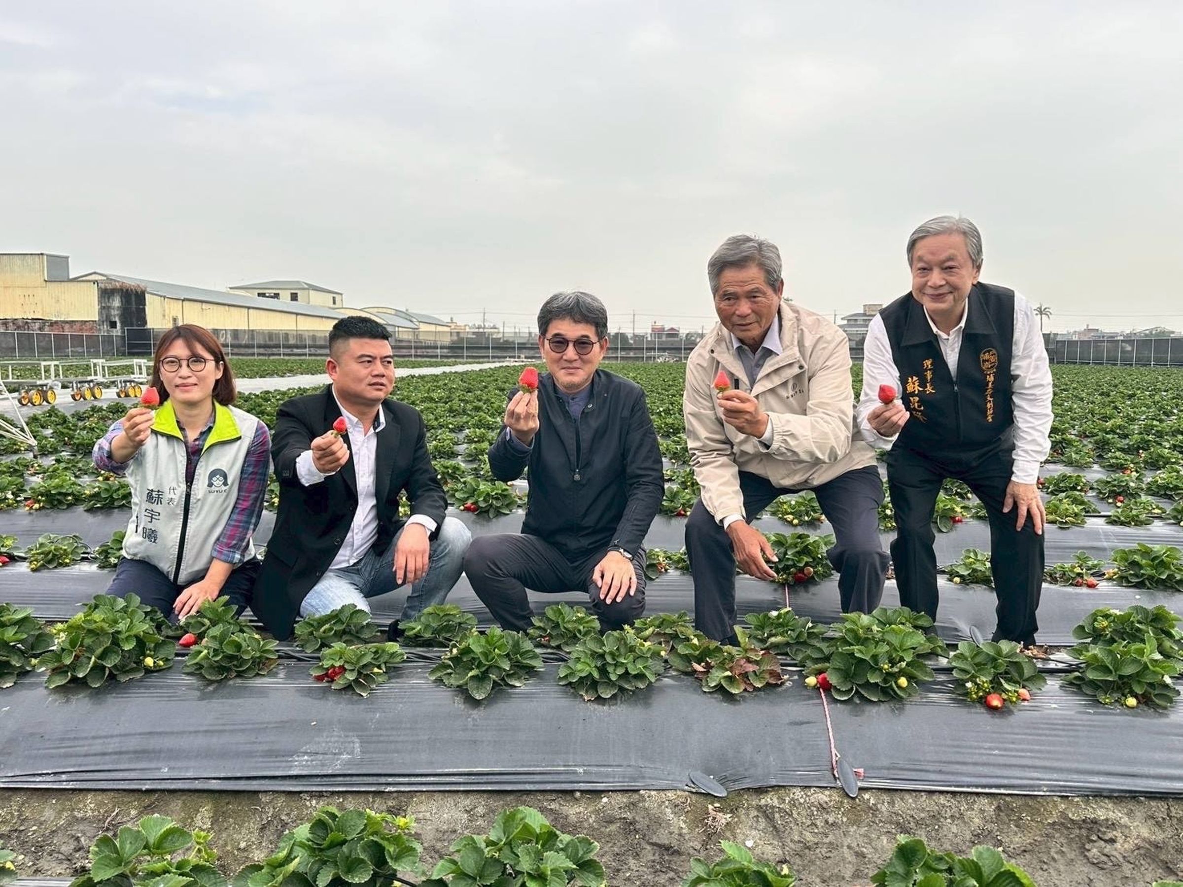 立委劉建國與褒忠鄉陳建名鄉長、等人，見證魚菜共生的成果。（劉建國辦公室提供）