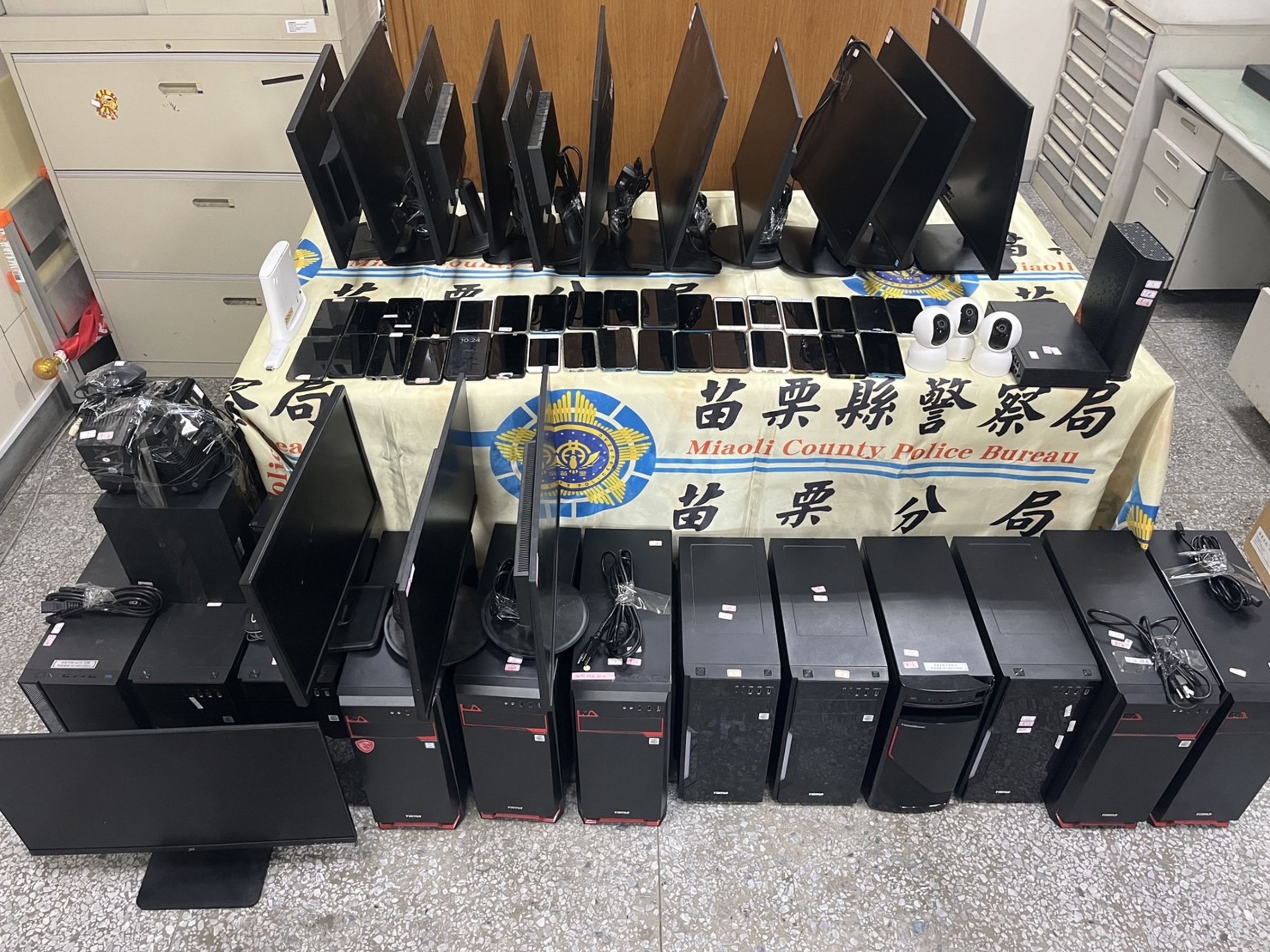 苗栗地檢署破獲全台首宗大選賭盤案，總共查獲被告6人，查扣電腦主機12台、螢幕15台、手機34支、監視器3台、網路分享器3台及不法利得約新台幣36萬元。（最高檢提供）