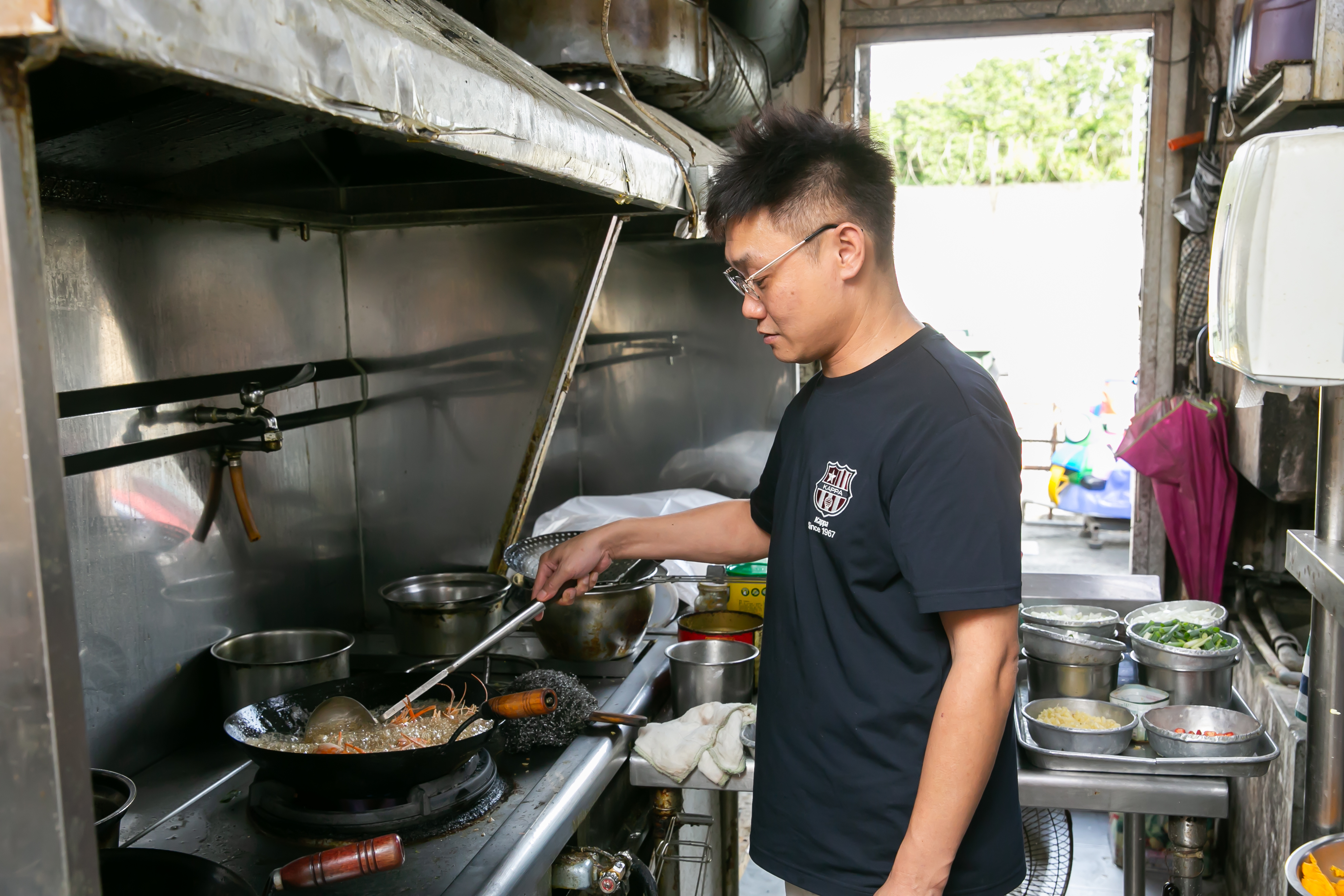 愛吃蝦的楊小錡，自己釣蝦自己煮、摸索出獨特的胡椒蝦作法。
