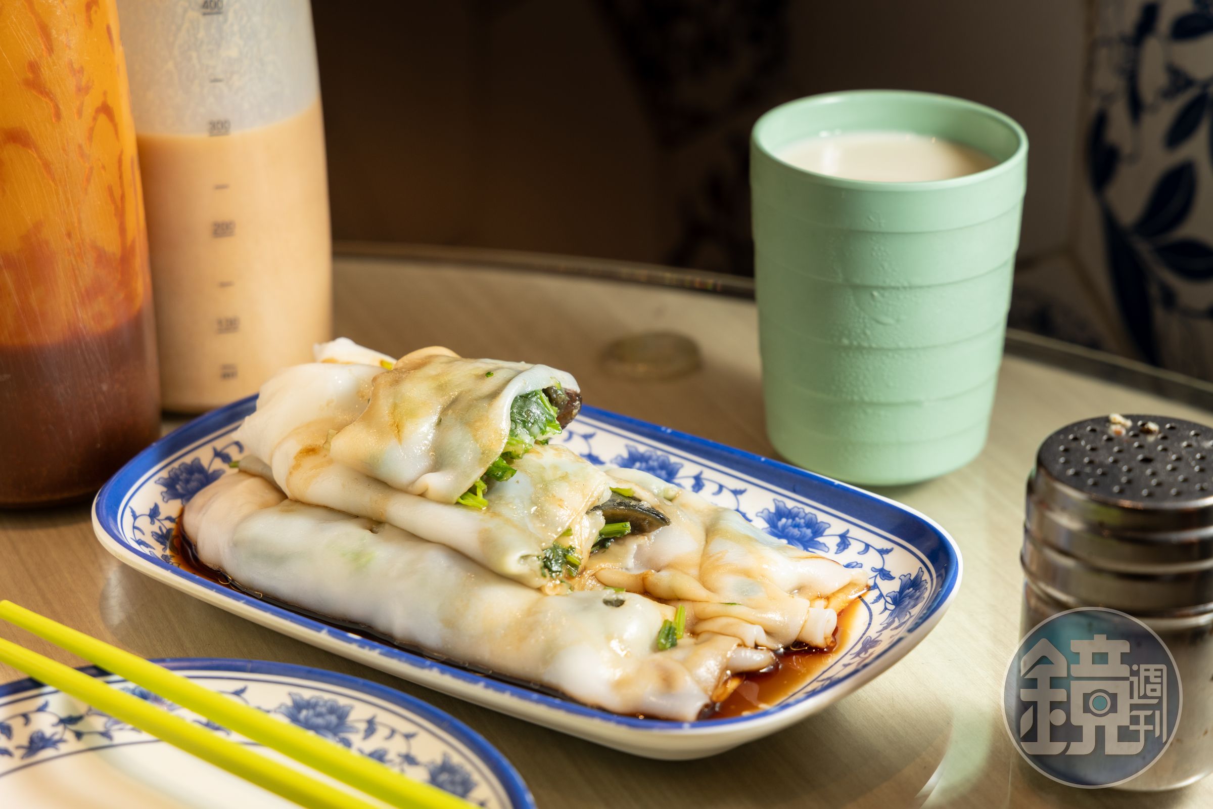 雙重濃郁的「即蒸皮蛋芫茜腸粉」（前，港幣27元／份）搭配「豆漿」（後，港幣9元／杯）就是幸福早餐組合。