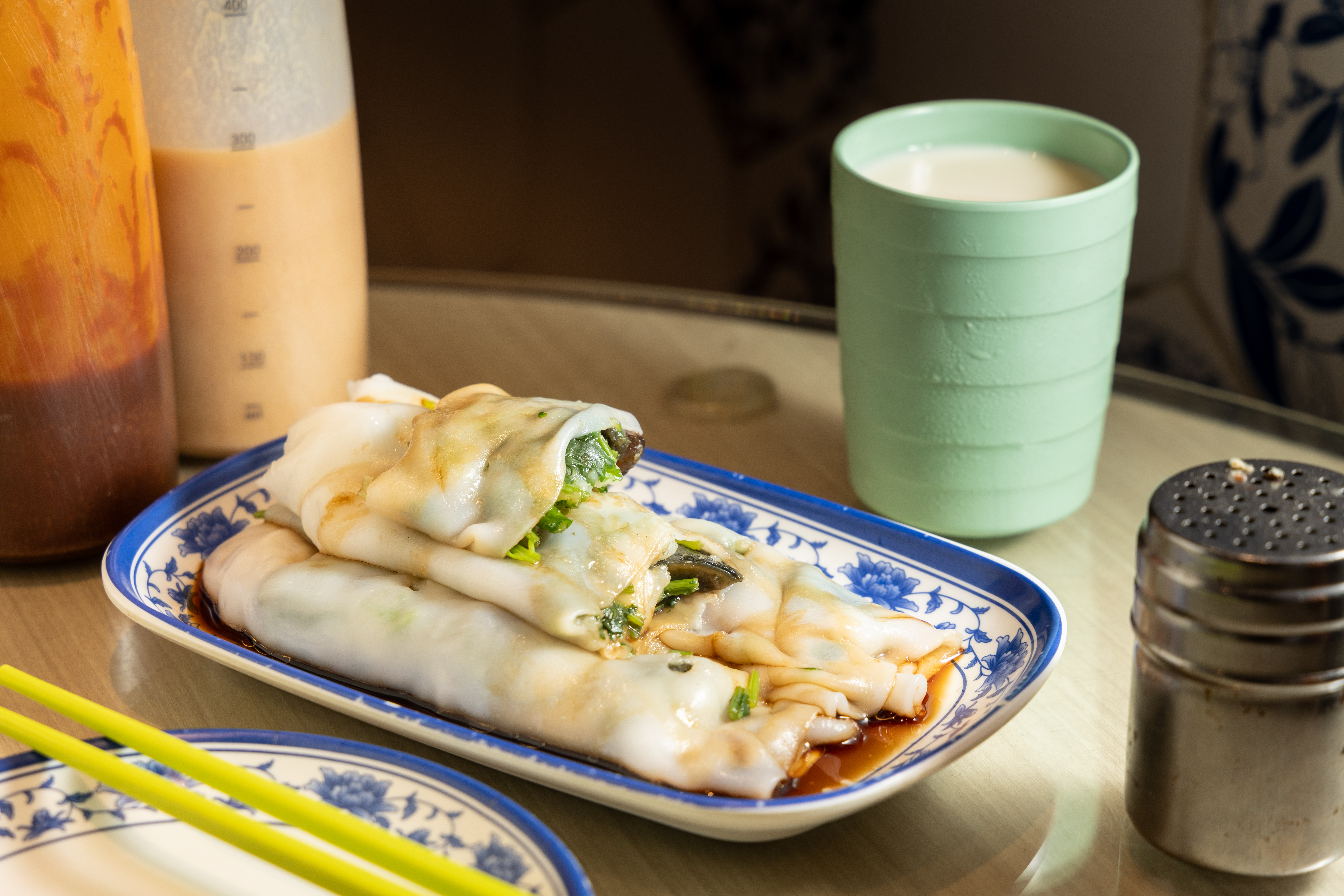 雙重濃郁的「即蒸皮蛋芫茜腸粉」（前，港幣27元／份）搭配「豆漿」（後，港幣9元／杯）就是幸福早餐組合。