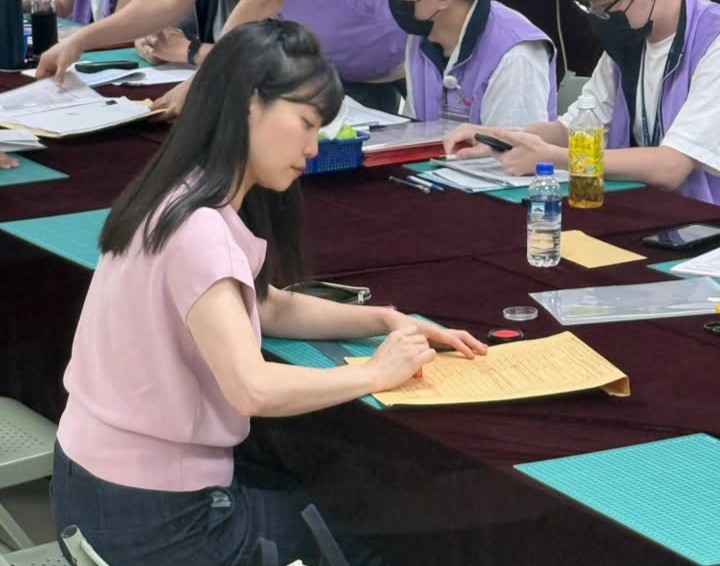 高嘉瑜今日前往登記參選,喊話爭取四席全上,票票民進黨,港湖就會全壘打。(翻攝自臉書@高嘉瑜)