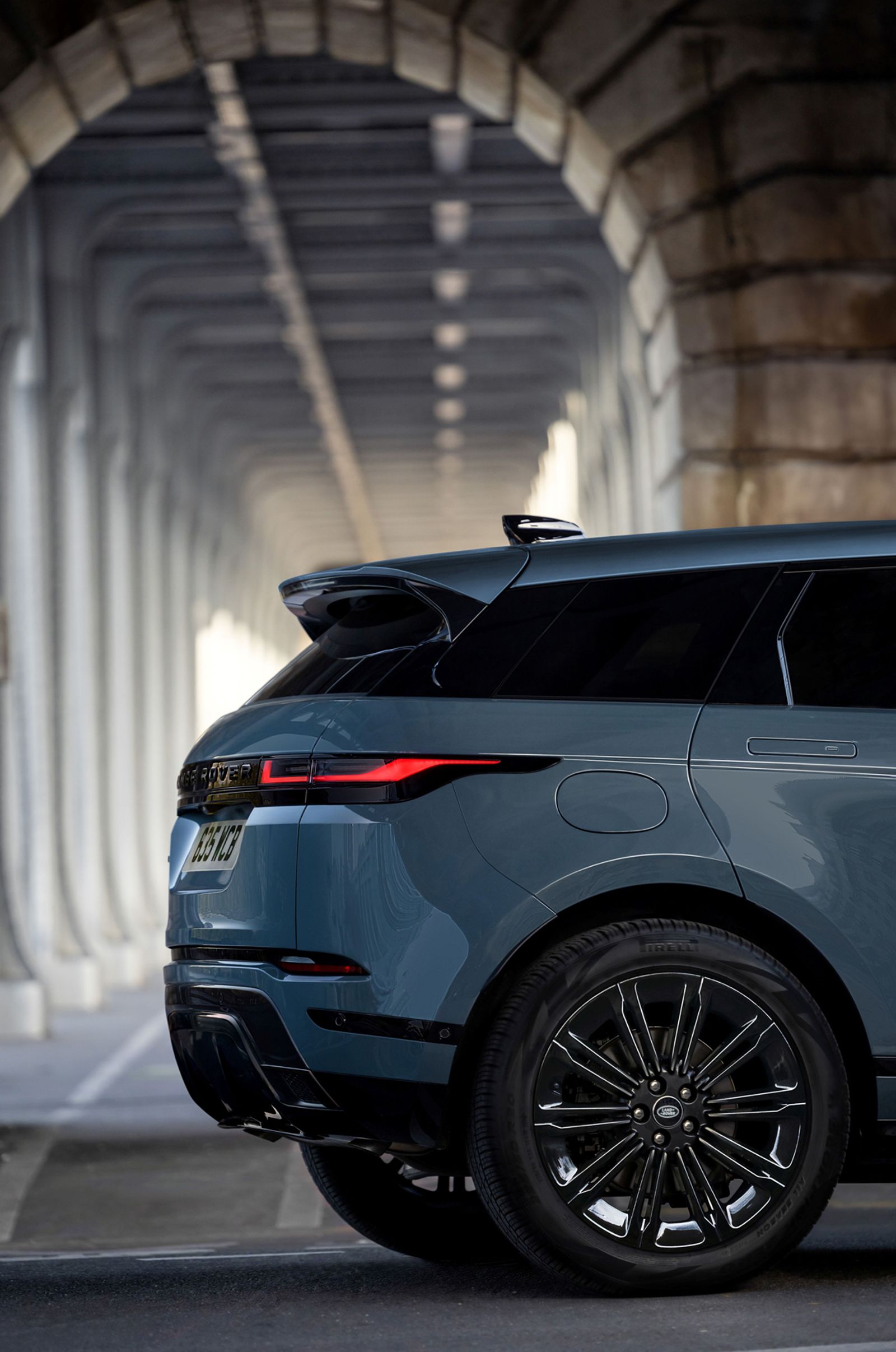 新年式 Range Rover Evoque 提供 P250 S 與 P250 Dynamic SE 雙車型不同的外型風格，P250 S 承襲 Range Rover 經典外型設計，由三道線條由前置後勾勒不可錯認的車身造型；P250 Dynamic SE 搭載運動化的外觀設計，延續一脈的車前意象。
