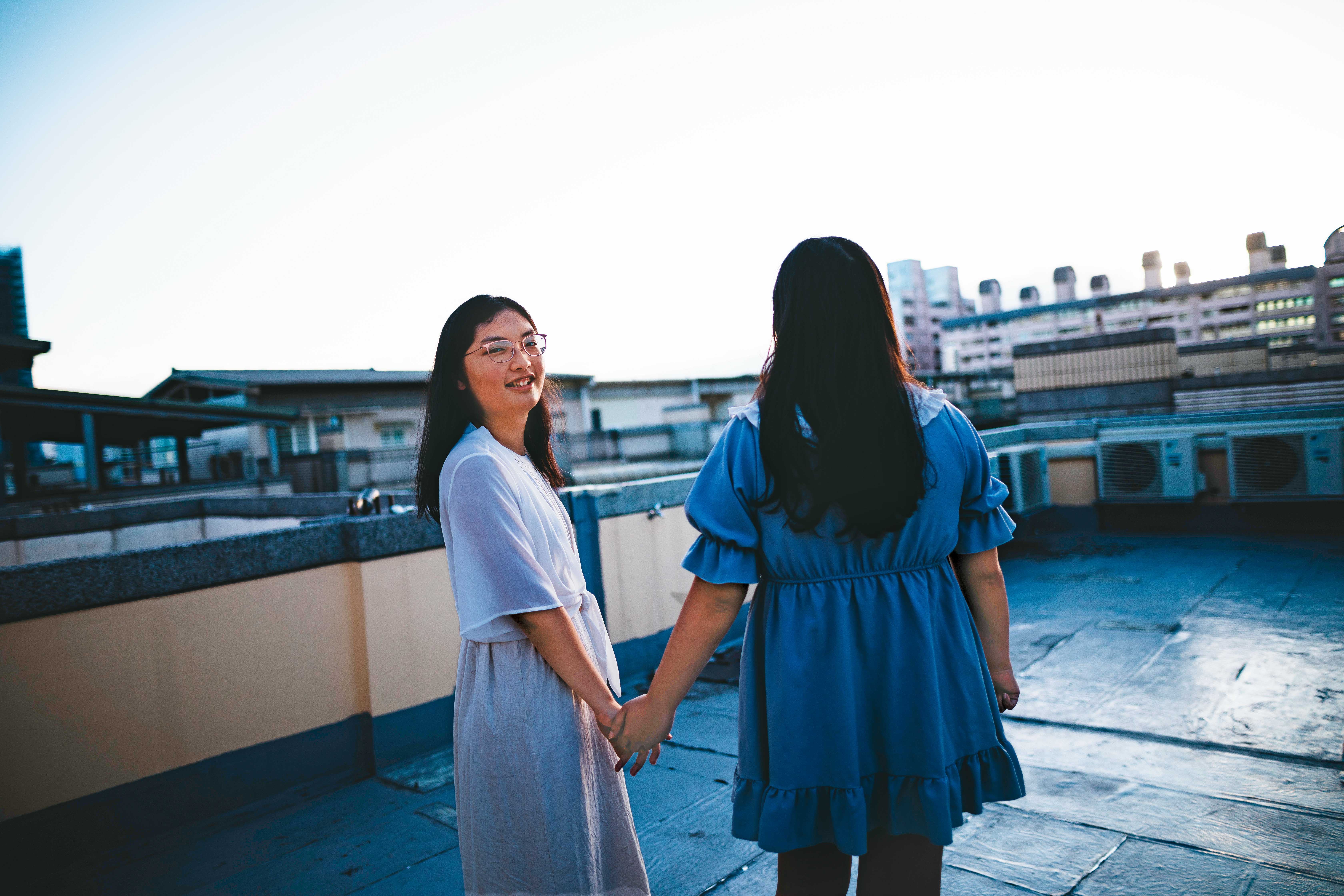 吳宇萱(左)與未婚妻小曦(右)剛搬到新家不久,一手打造理想居住空間與未來生活。
