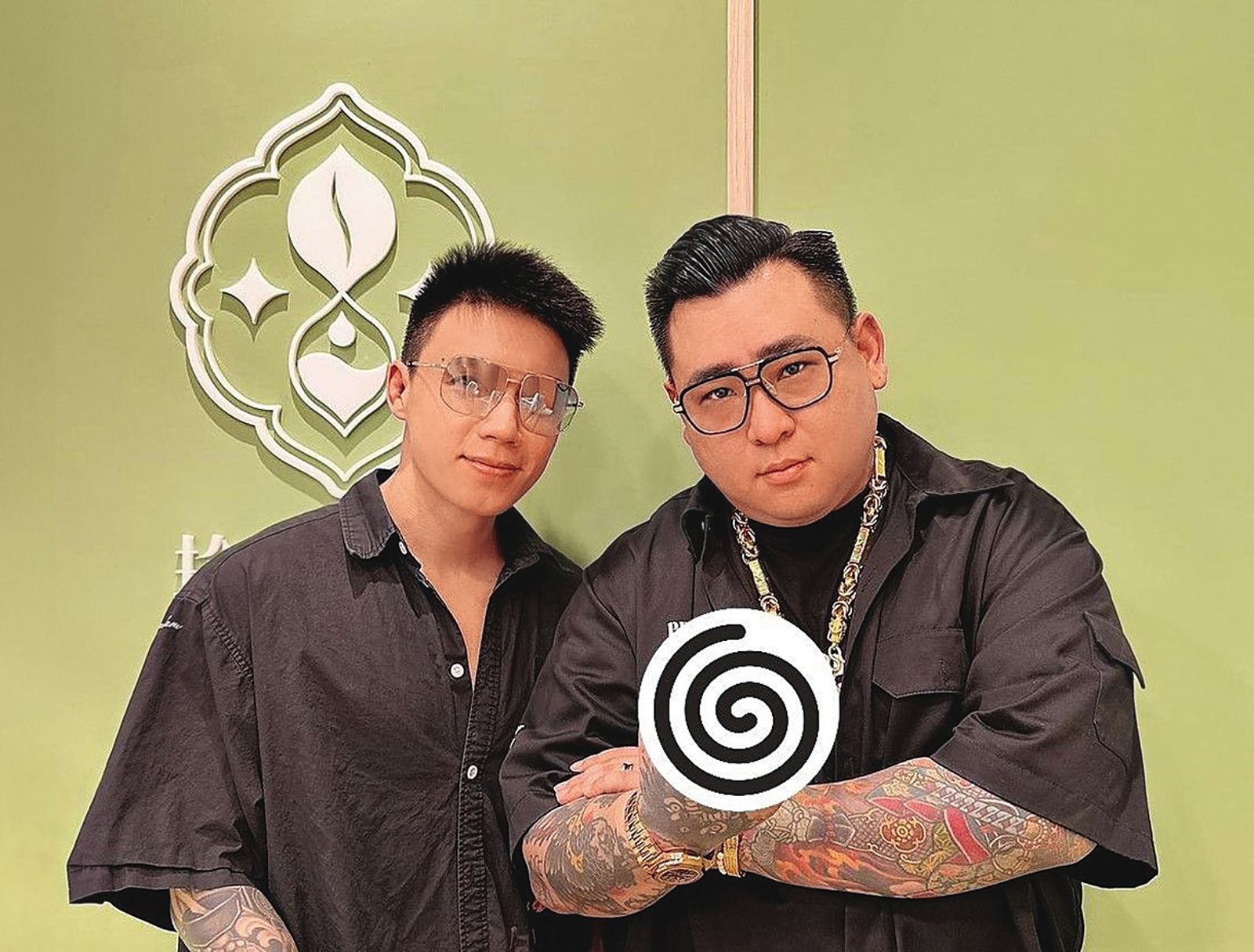 Toyz（左）在台灣投資事業多元，和蹦闆（右）開了平價飲料店，但據蹦闆稱中壢加盟店至今還在虧錢。（翻攝自蹦闆IG）