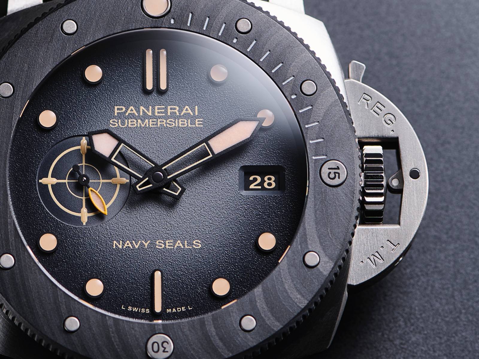 沛納海與美國特種「海豹部隊」合作，圖中PAM01669錶款，以5級鈦金屬錶殼搭配Carbotech單向旋轉錶圈，47毫米錶徑，輕盈堅固。獨特的沙漠迷彩纖維錶帶，超級潮！定價約NT$420,000。