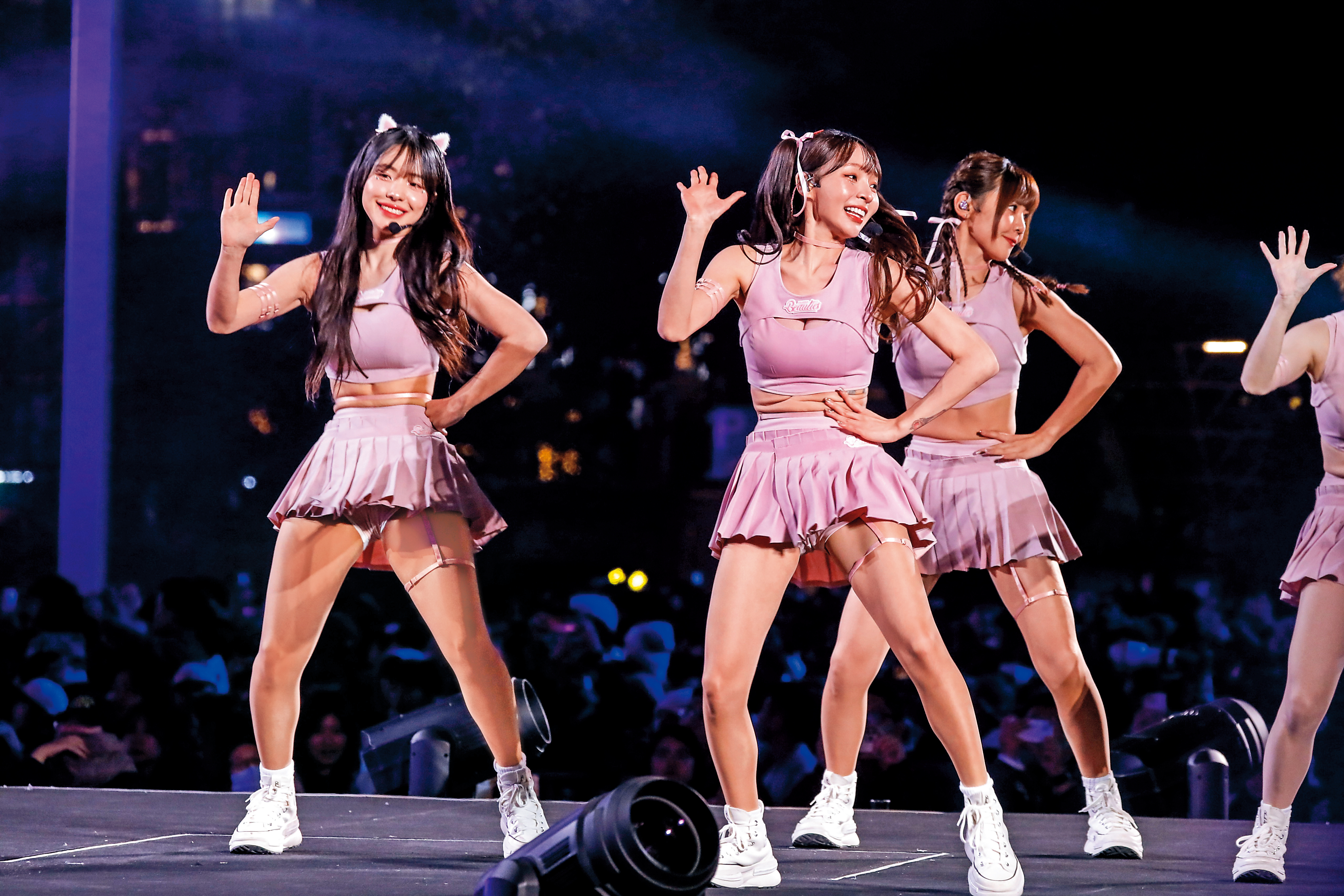 對比李多慧（左）的緊實腹肌，看來林襄（右）已親身實證「心寬體胖」這道理。沒事～開心最重要嘿。