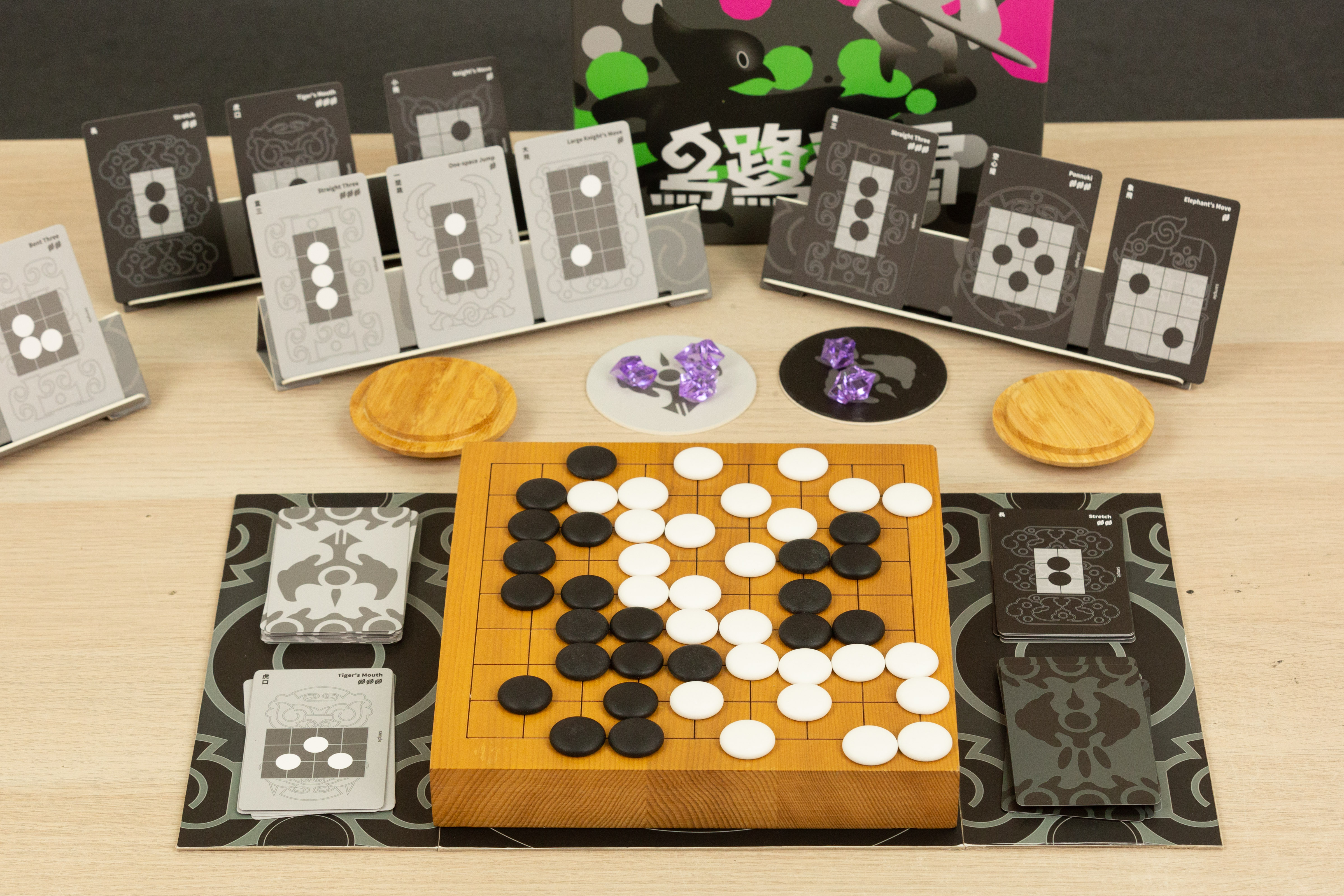 《烏鷺爭霸》結合圍棋與卡牌玩法，除了善用策略外也需要一些運氣。