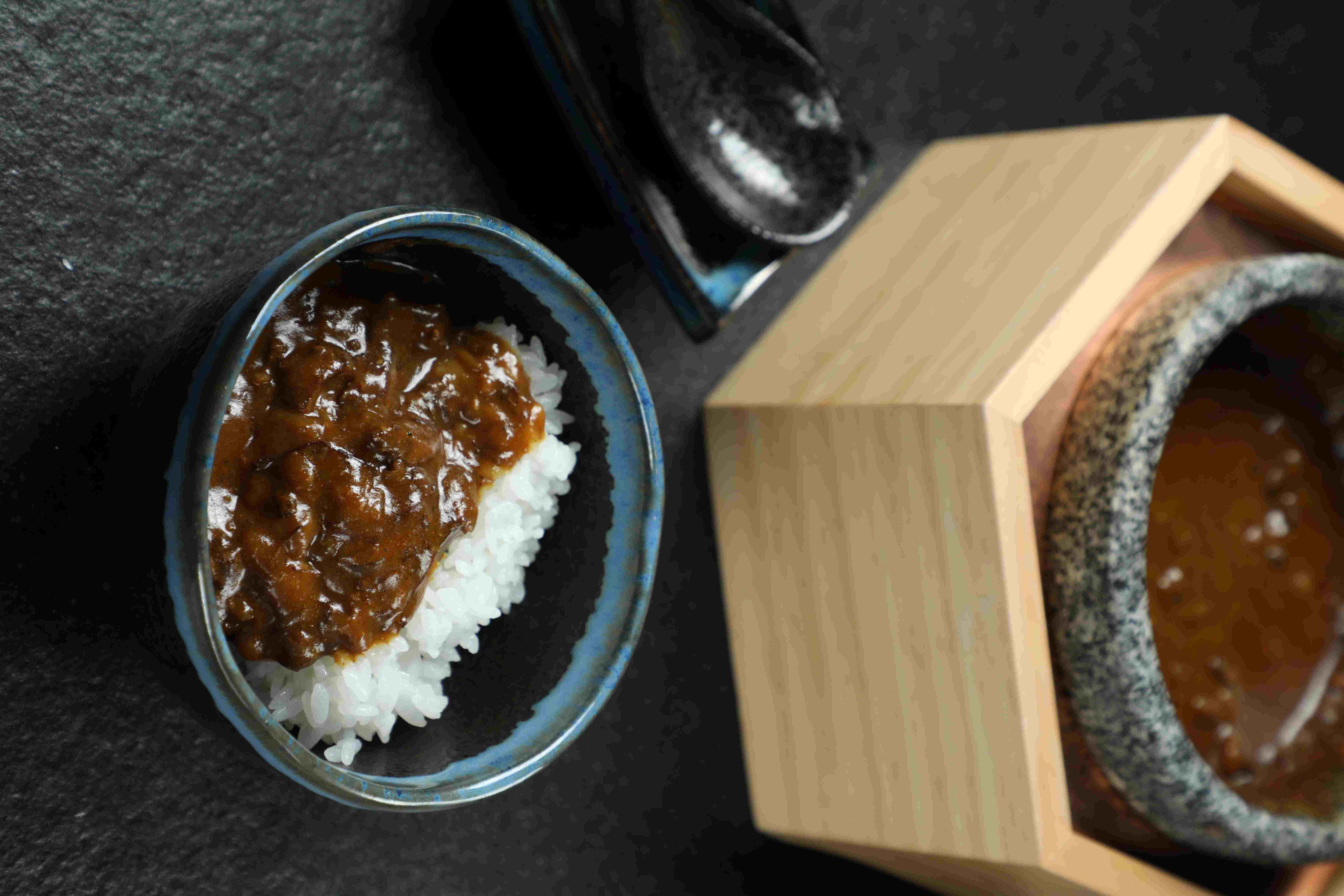 因為牛匠秘製咖哩和飯都太好吃，很多人忍不住破了澱粉戒，減肥的事還是吃完再說吧！