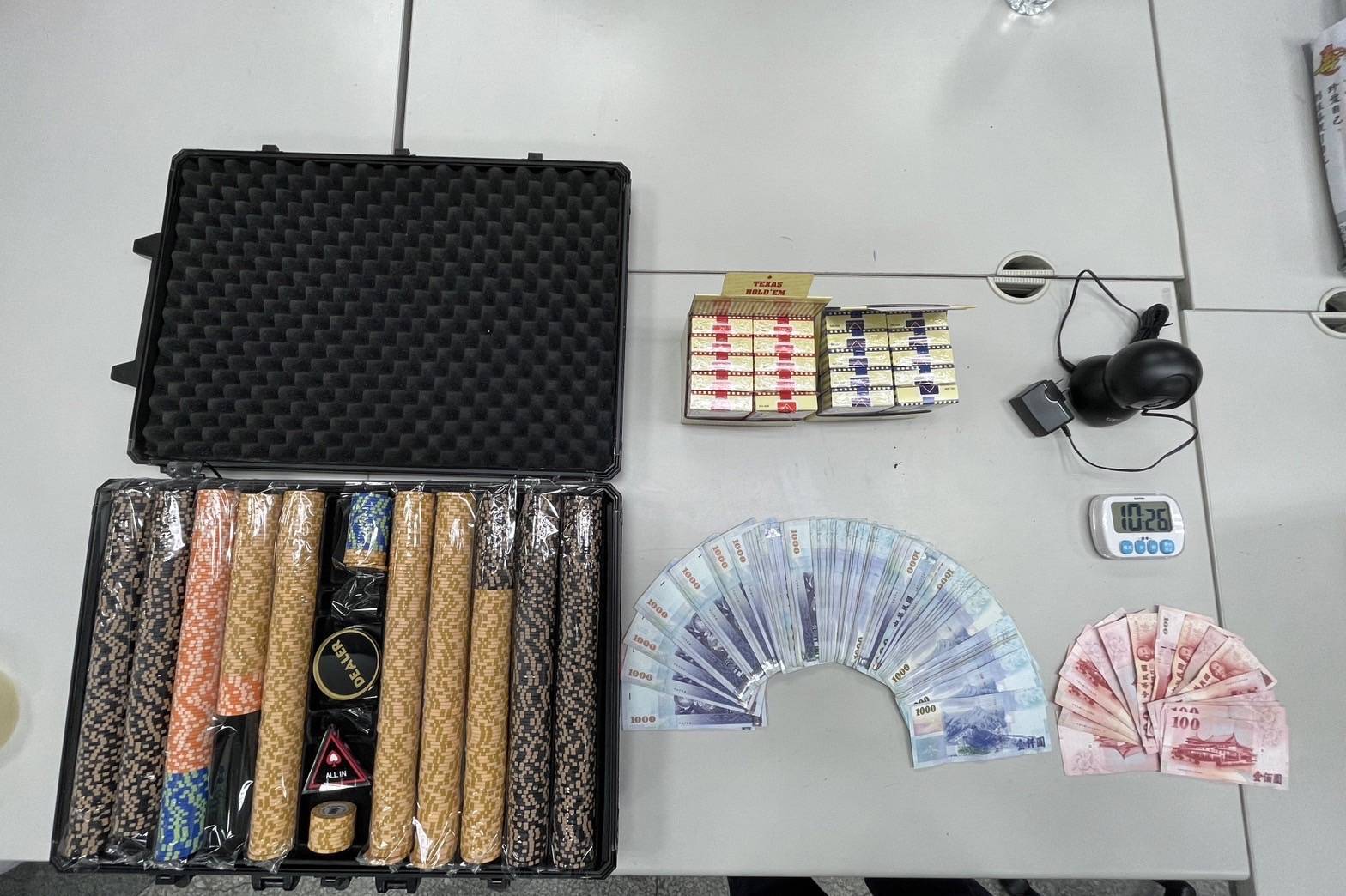 警方查扣賭具及賭資等贓證物。（翻攝畫面）