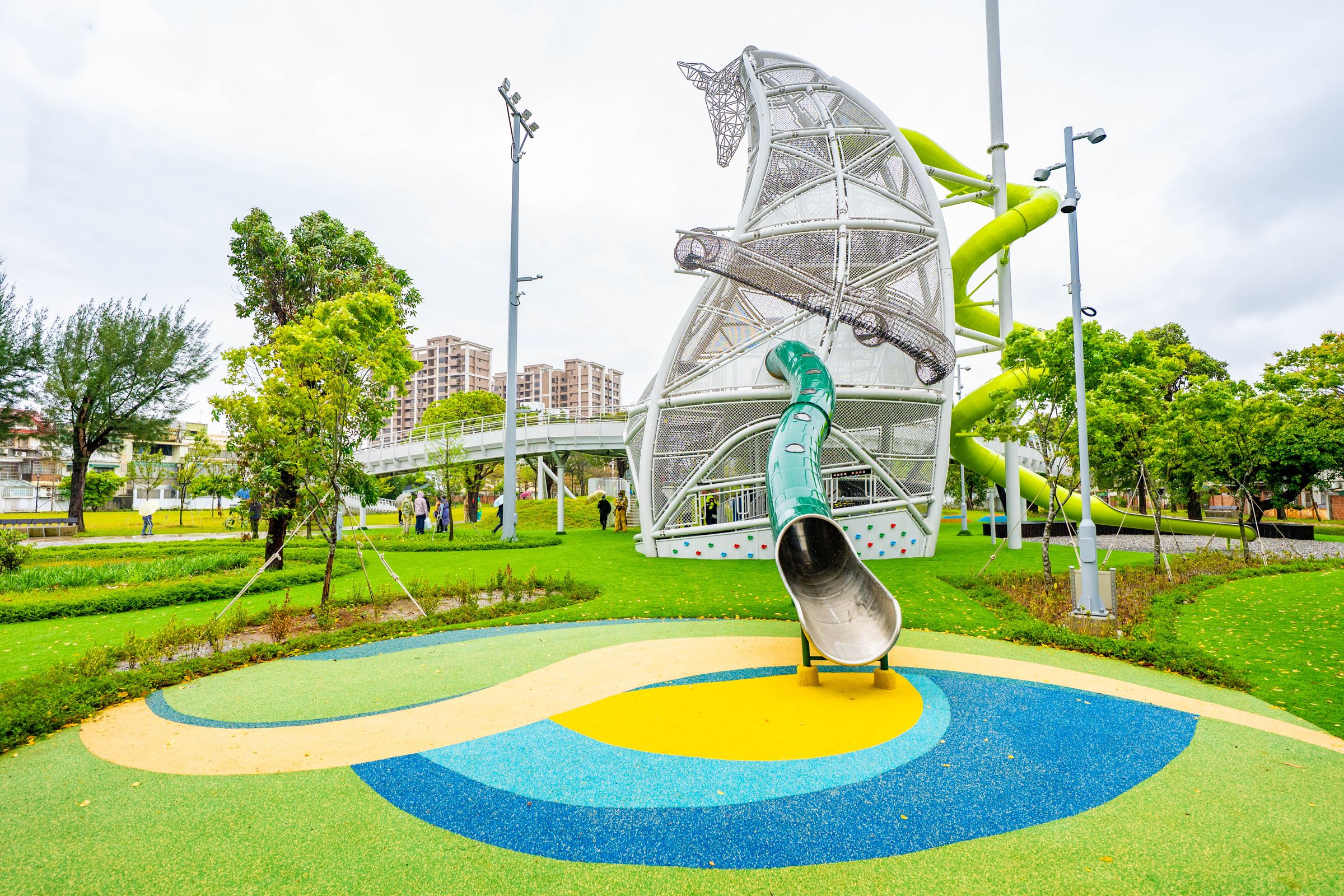 八德楓樹腳公園16公尺高的「長頸鹿遊戲塔」為最大亮點,適合5-12歲兒童遊玩。