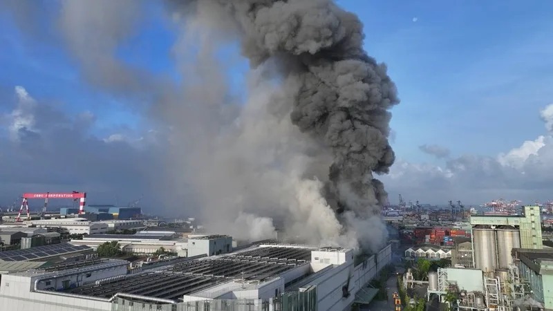 台泥表示，透過不間斷地比對公司內部監視器（CCTV）影像等方式，初步判定有兩種可能起火原因。（高雄市政府消防局提供）