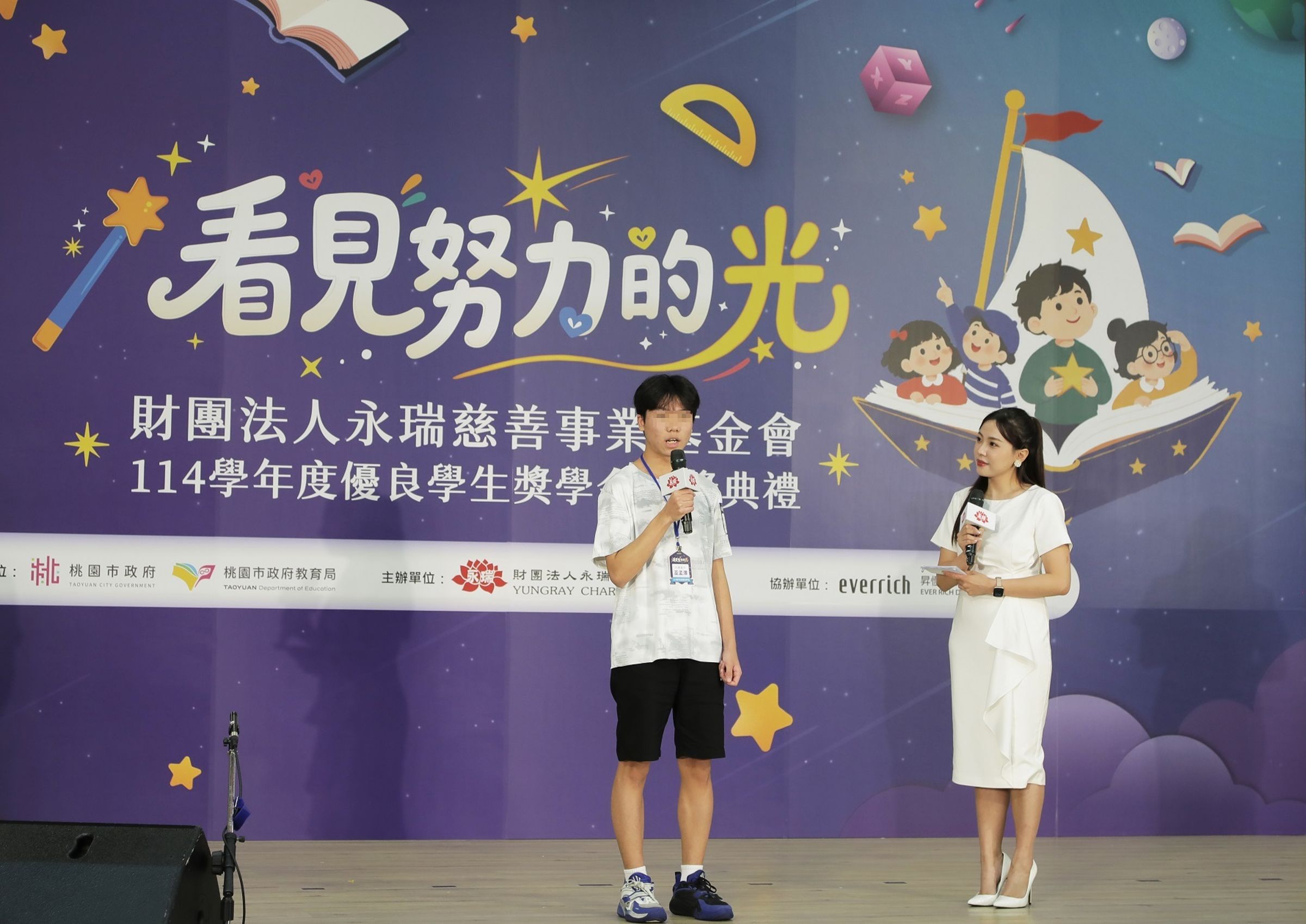 桃園市內壢國中巫孟澤(左)透過獎學金補助加強學習,成績逐漸進步,在會考取得好成績。(財團法人永瑞慈善事業基金會提供)