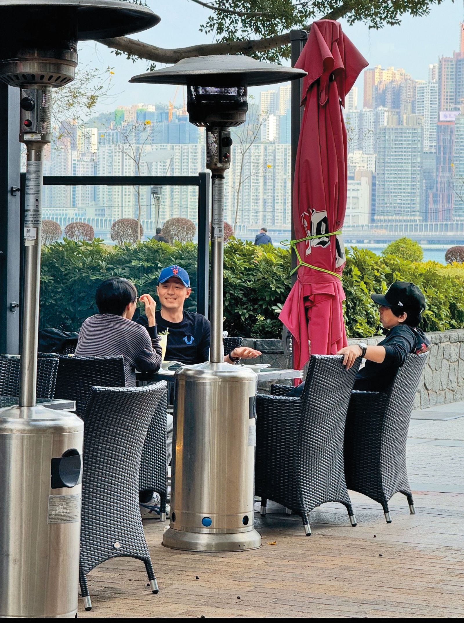 霍建華（中）抵港頻頻和朋友相約商談，有說有笑。（翻攝自小紅書）
