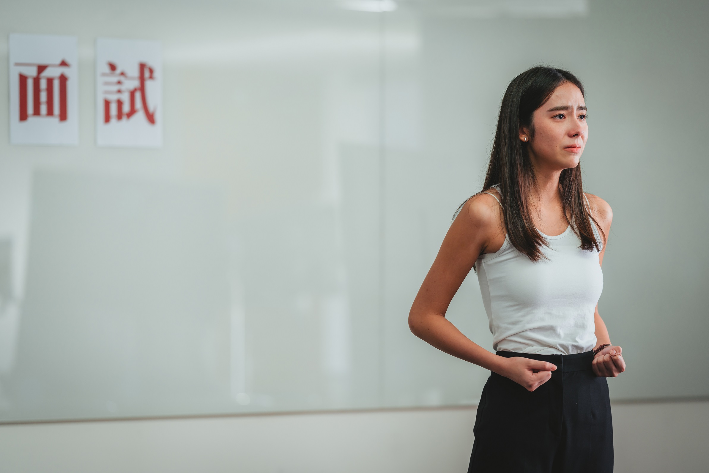 林奕嵐有一場面試時邊哭、邊接受面試官無聊提議打跆拳的荒謬戲，難度頗高。（鏡文學提供）