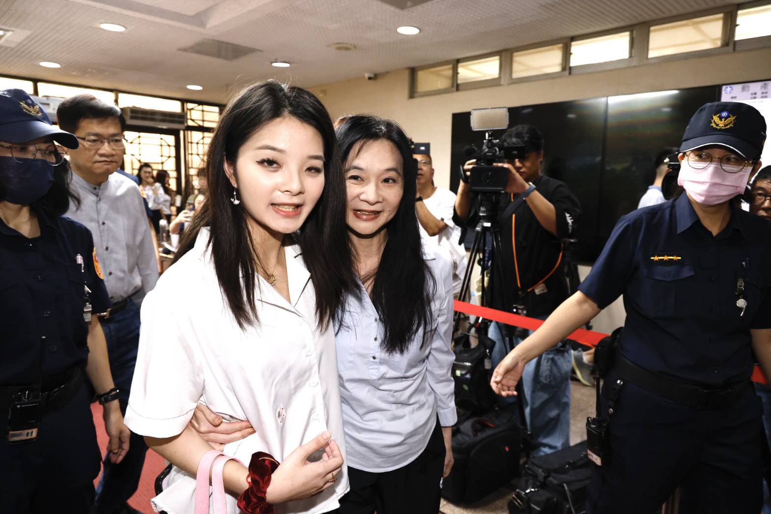 「國民岳母」應曉薇今女兒一同出庭，母女「臉貼臉」畫面曝光。