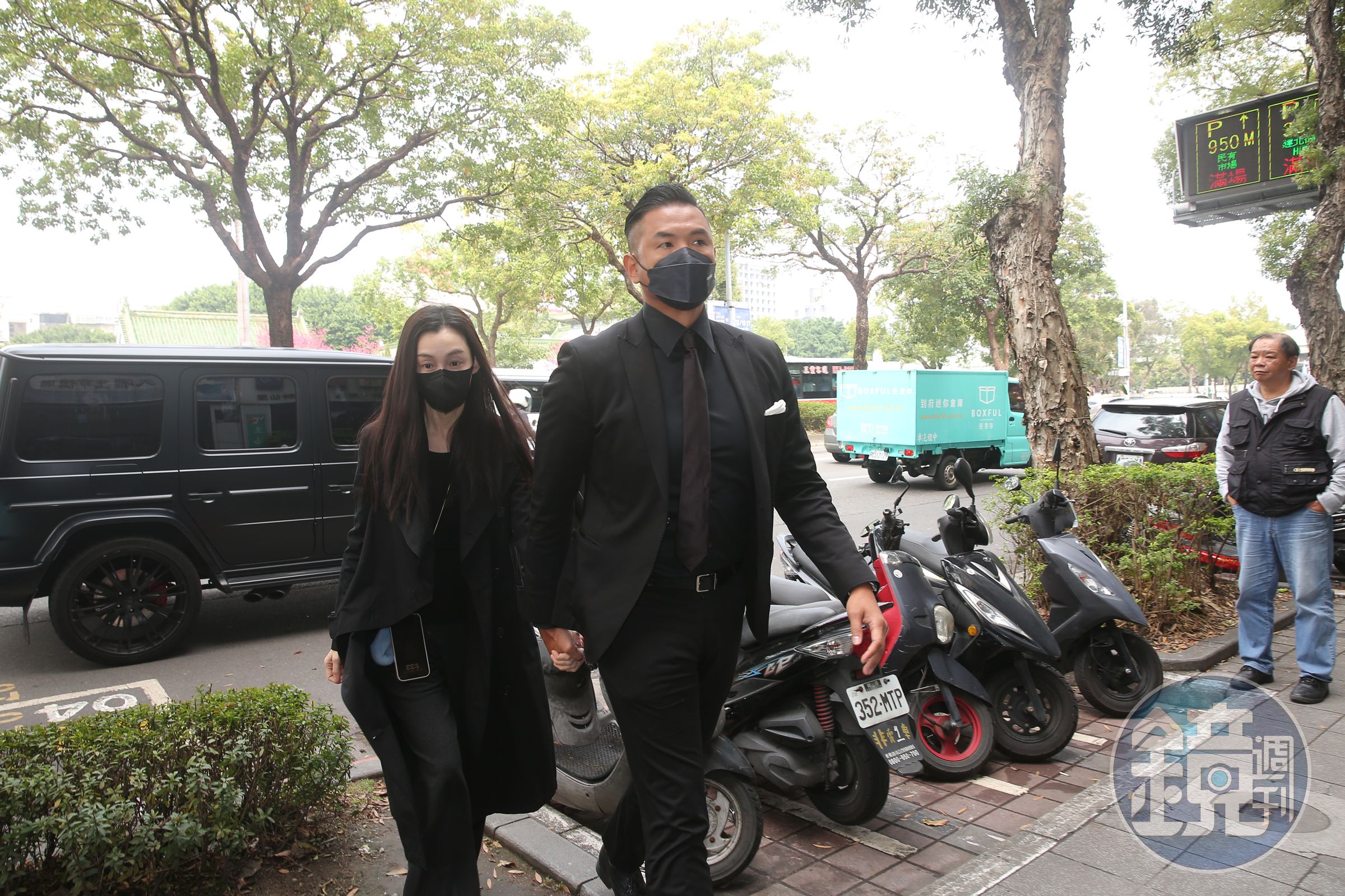 范范在老公黑人陪同下現身靈堂。