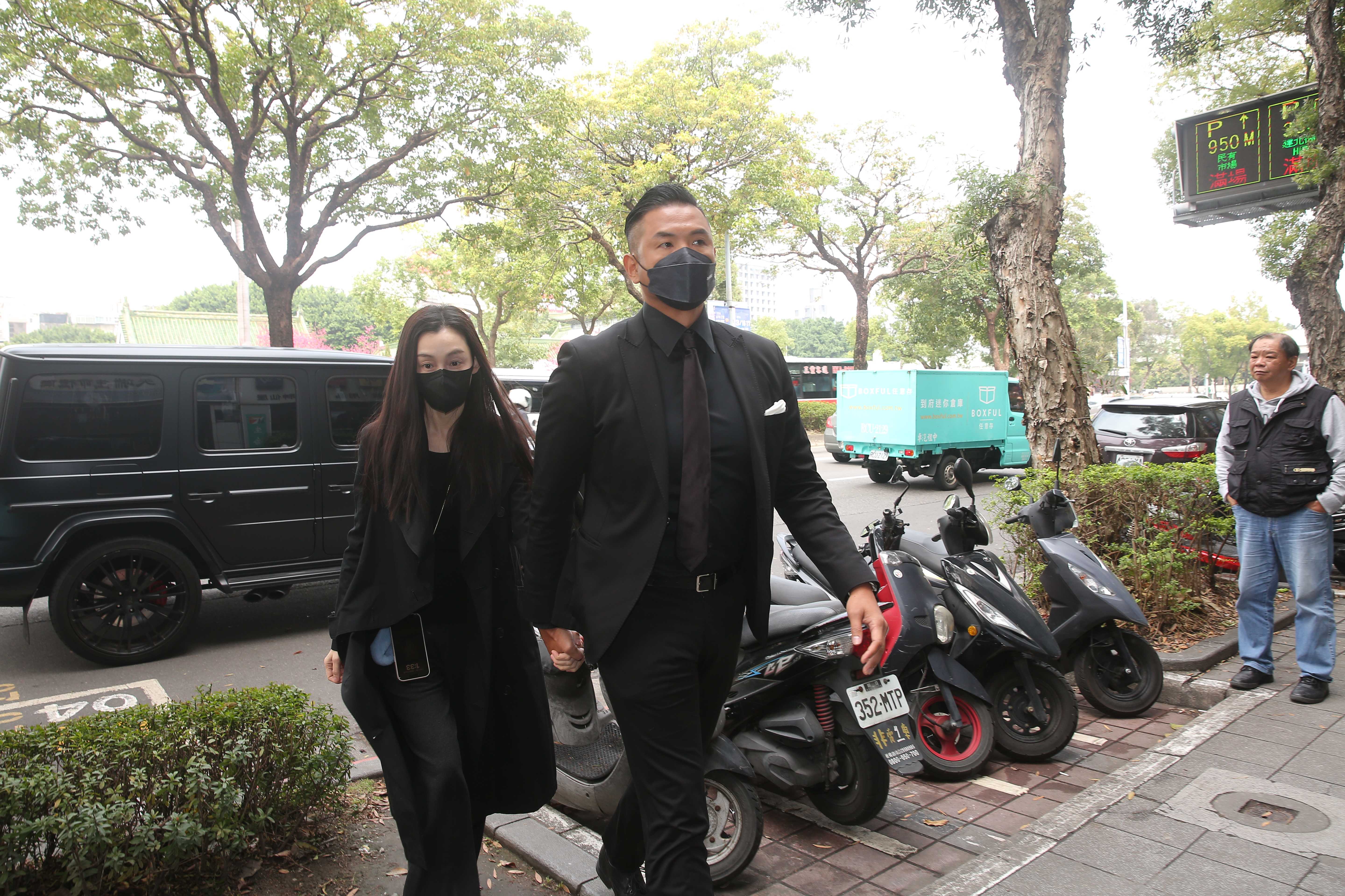 范范在老公黑人陪同下現身靈堂。