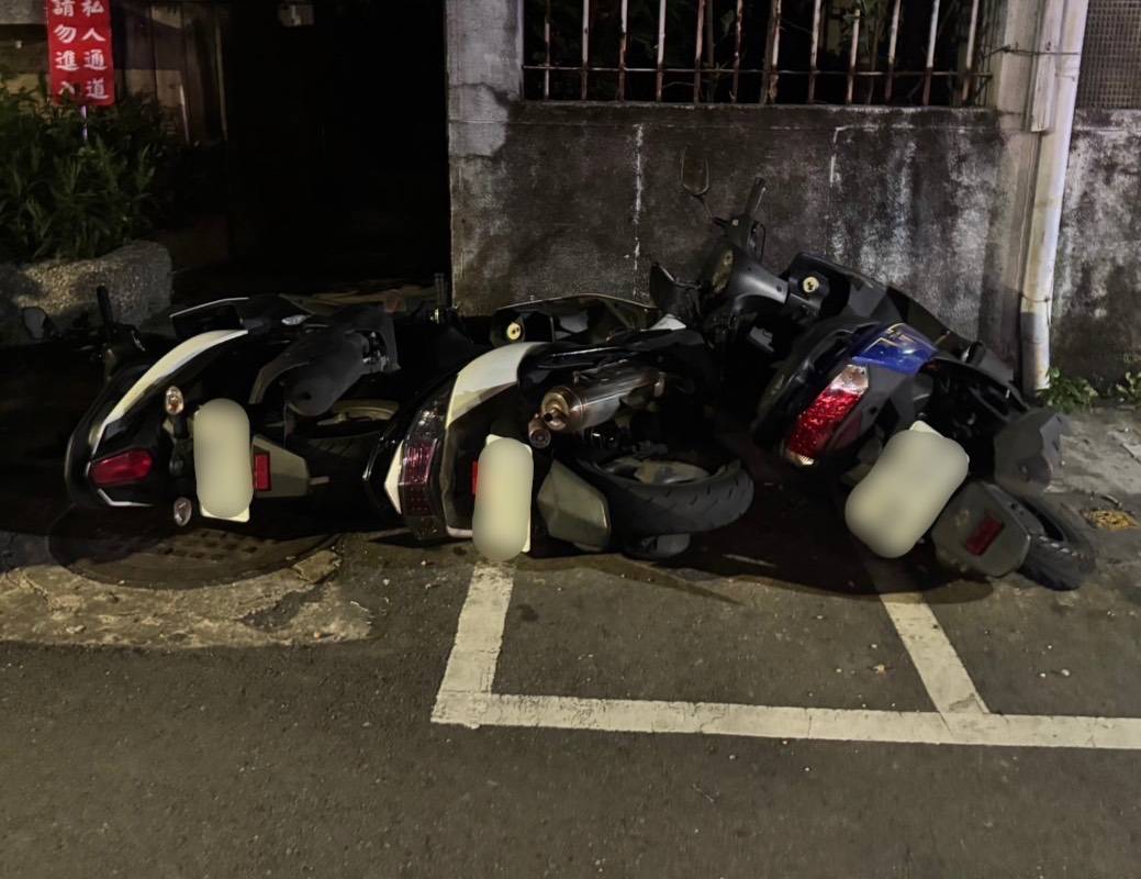 周男骨牌式推倒機車導致車輛多處受損。（翻攝畫面）