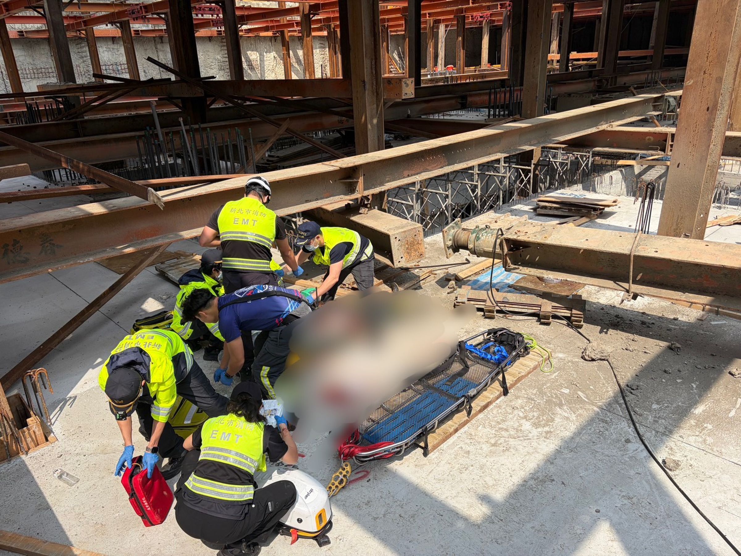 59歲工人在新莊新北大道三段一處建案施工，遭H型鋼梁斷裂彈出重擊，經送醫仍宣告不治。（翻攝畫面）