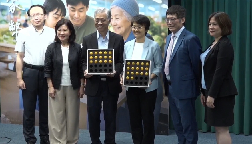 客委會今召開抽籤記者會,稍早已公布客家幣抽籤結果,共有25.4萬人中獎。(翻攝自客委會臉書)