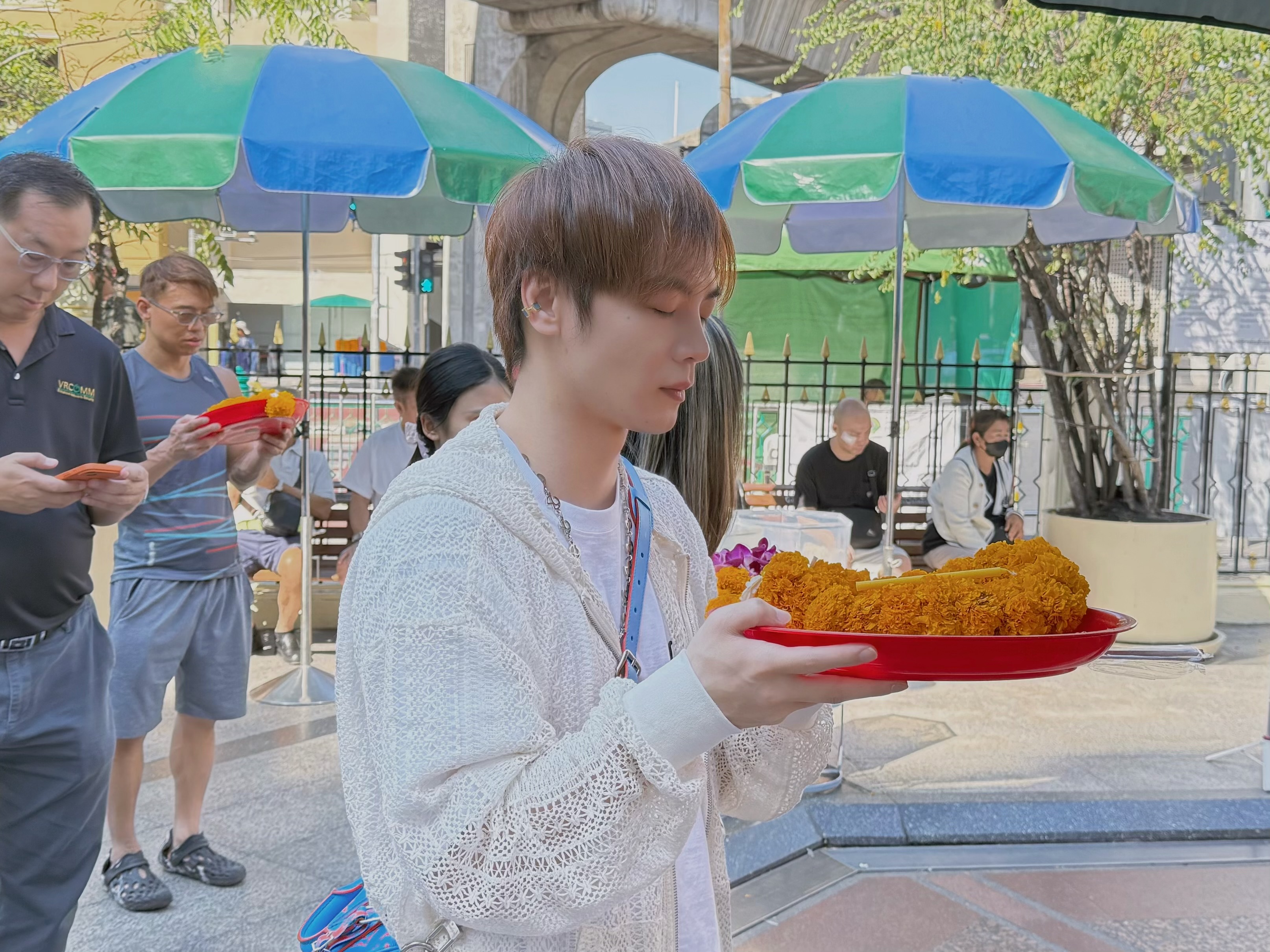 古曜威日前特地飛往曼谷參拜四面佛。（單純夢想文創事業提供）