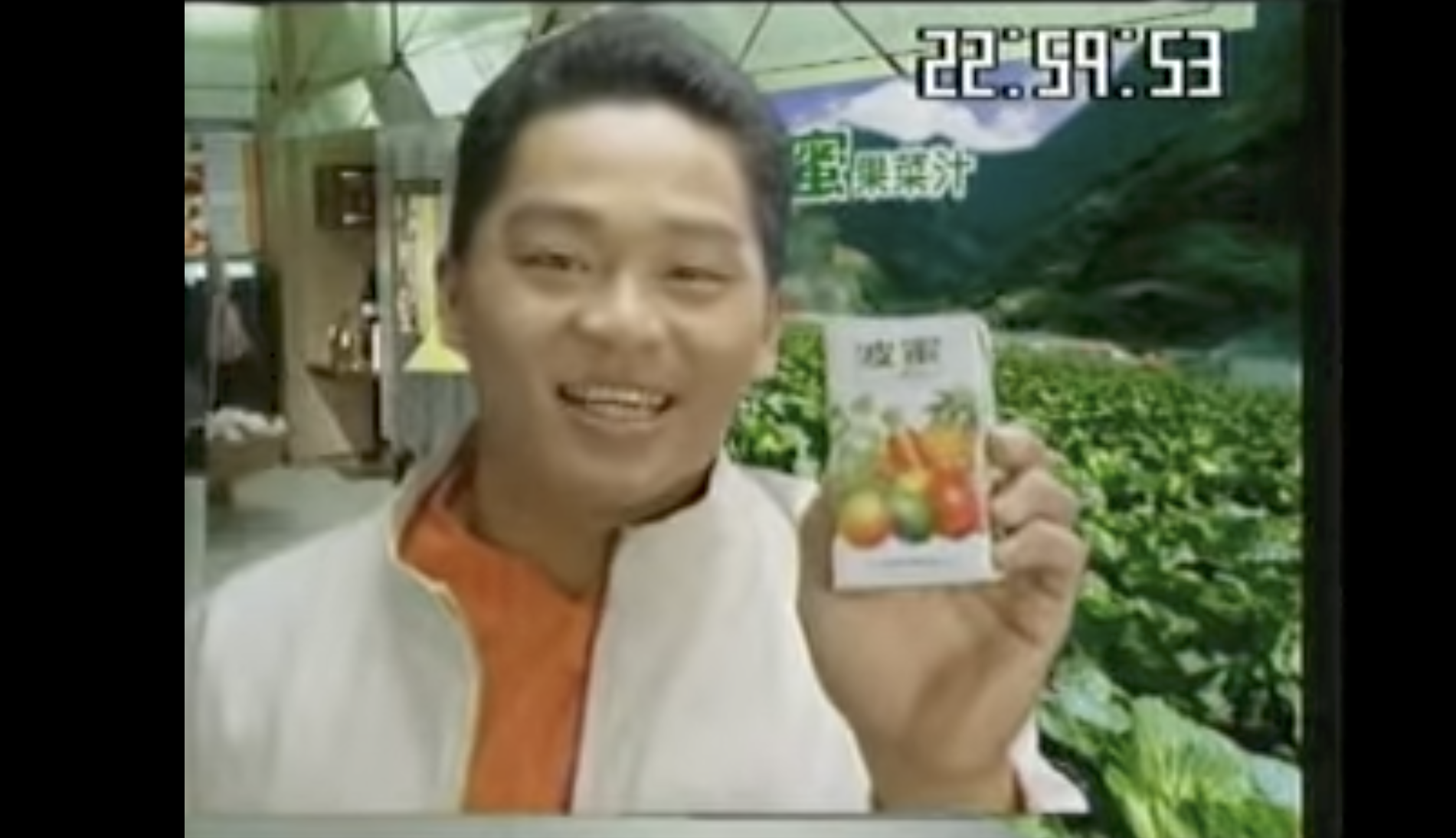 張誌家曾代言果菜汁廣告，台詞「三餐老是在外，人人叫我老外」令人印象深刻。（翻攝YouTube畫面）