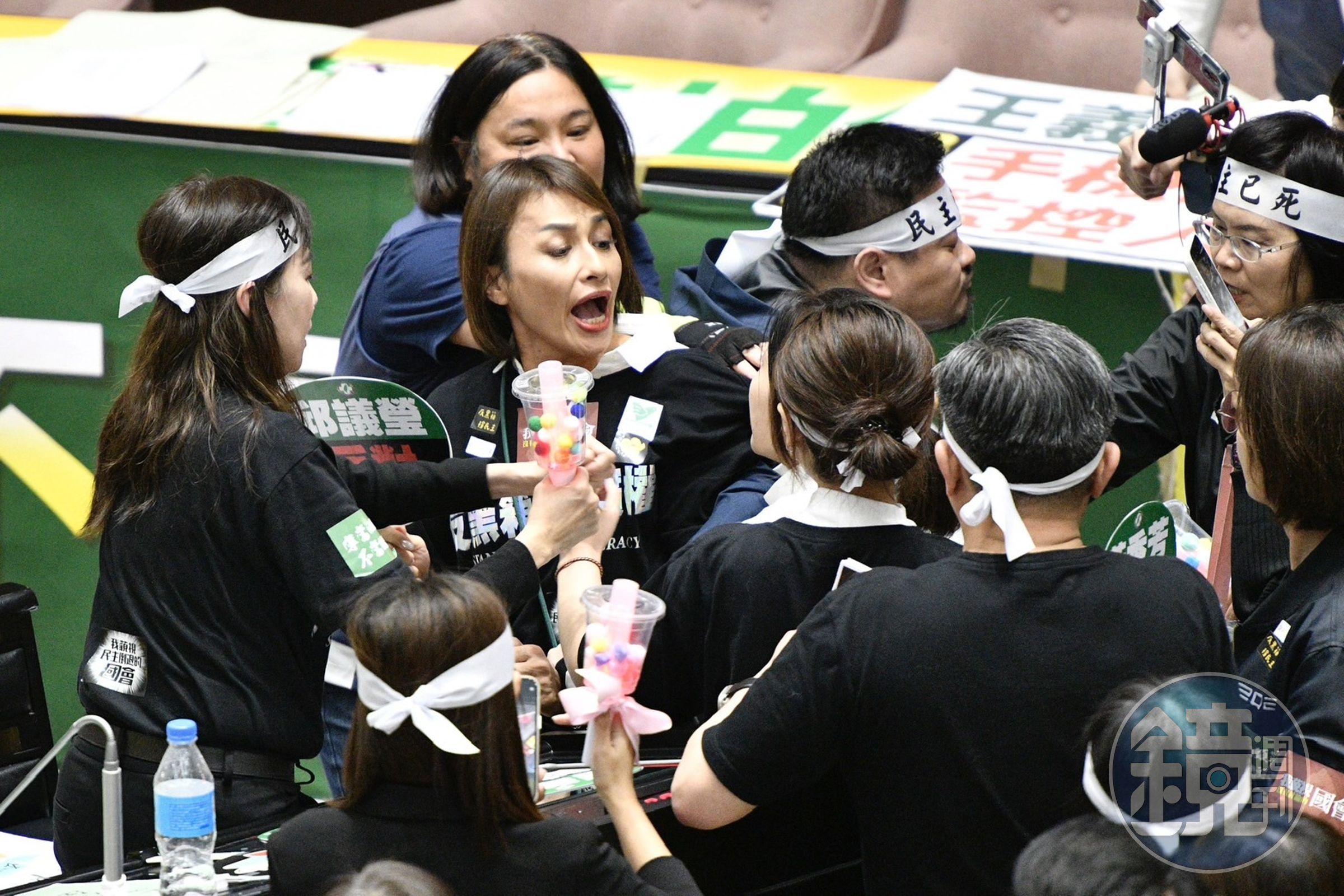 成功賞了一巴掌的邱議瑩,馬上被金門女戰神陳玉珍及徐巧芯扯破衣服。