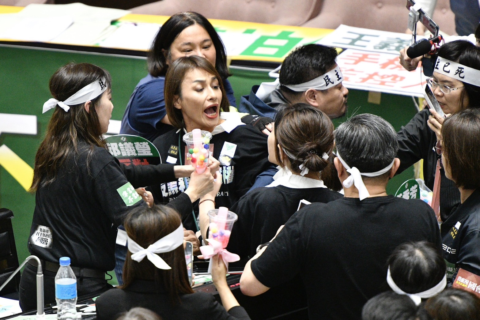 成功賞了一巴掌的邱議瑩，馬上被金門女戰神陳玉珍及徐巧芯扯破衣服。