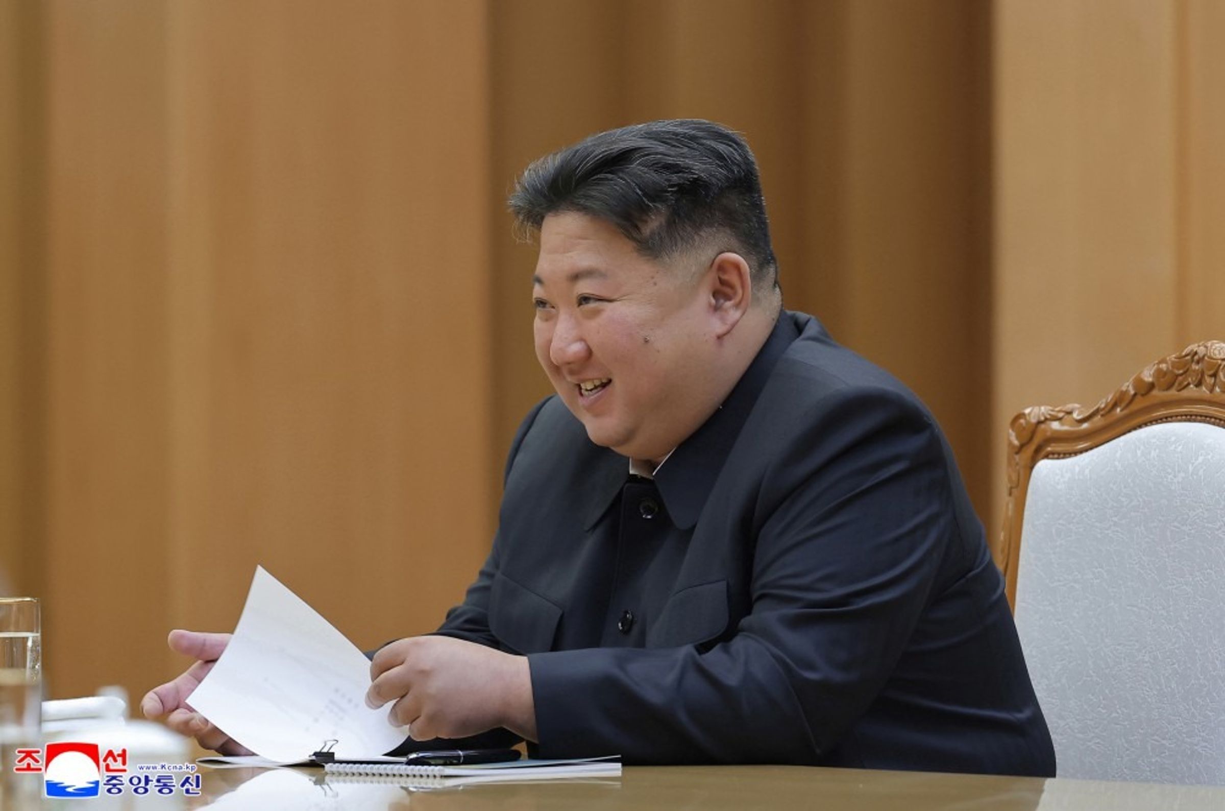 金正恩壁畫在金家三代中占據「C位」，被認為是鞏固金正恩個人獨立地位，更意圖植入「超越先輩」的形象。（翻攝自朝中社官網）