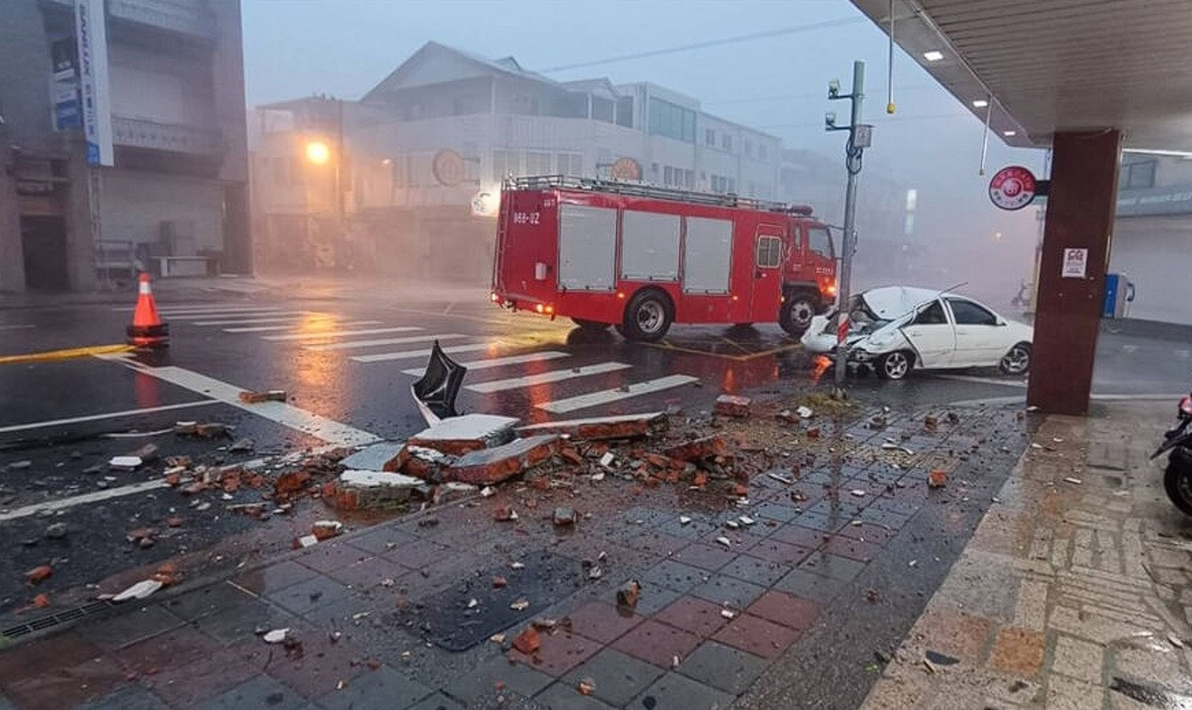 花蓮昨下午發生大樓石塊砸中轎車，後座的婦人不幸傷重身亡，門諾醫院證實罹難的是該院護理師。（翻攝畫面）