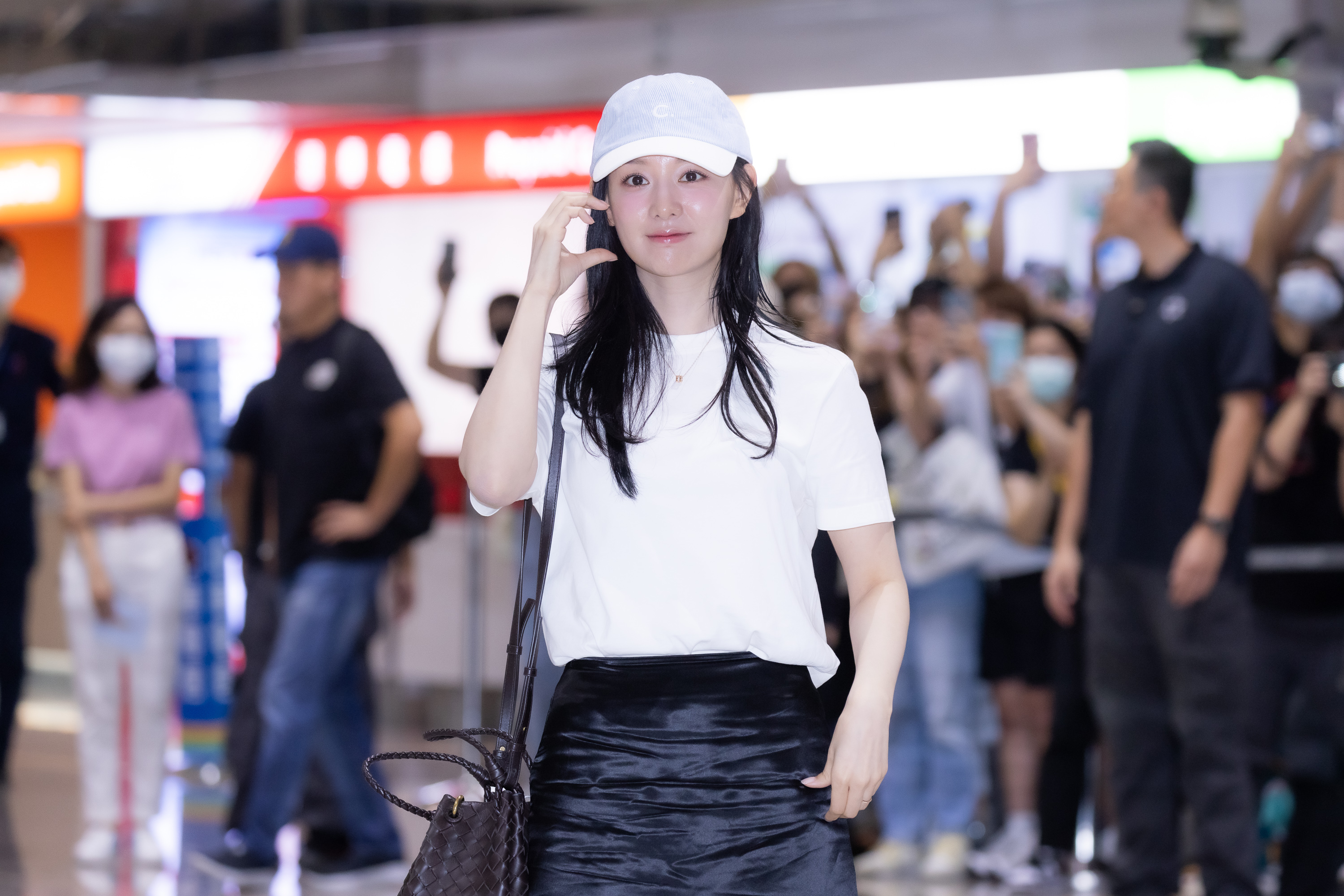 《淚之女王》金智媛抵達台灣，向大家發送臉頰愛心。（COME ON JKSSP提供）