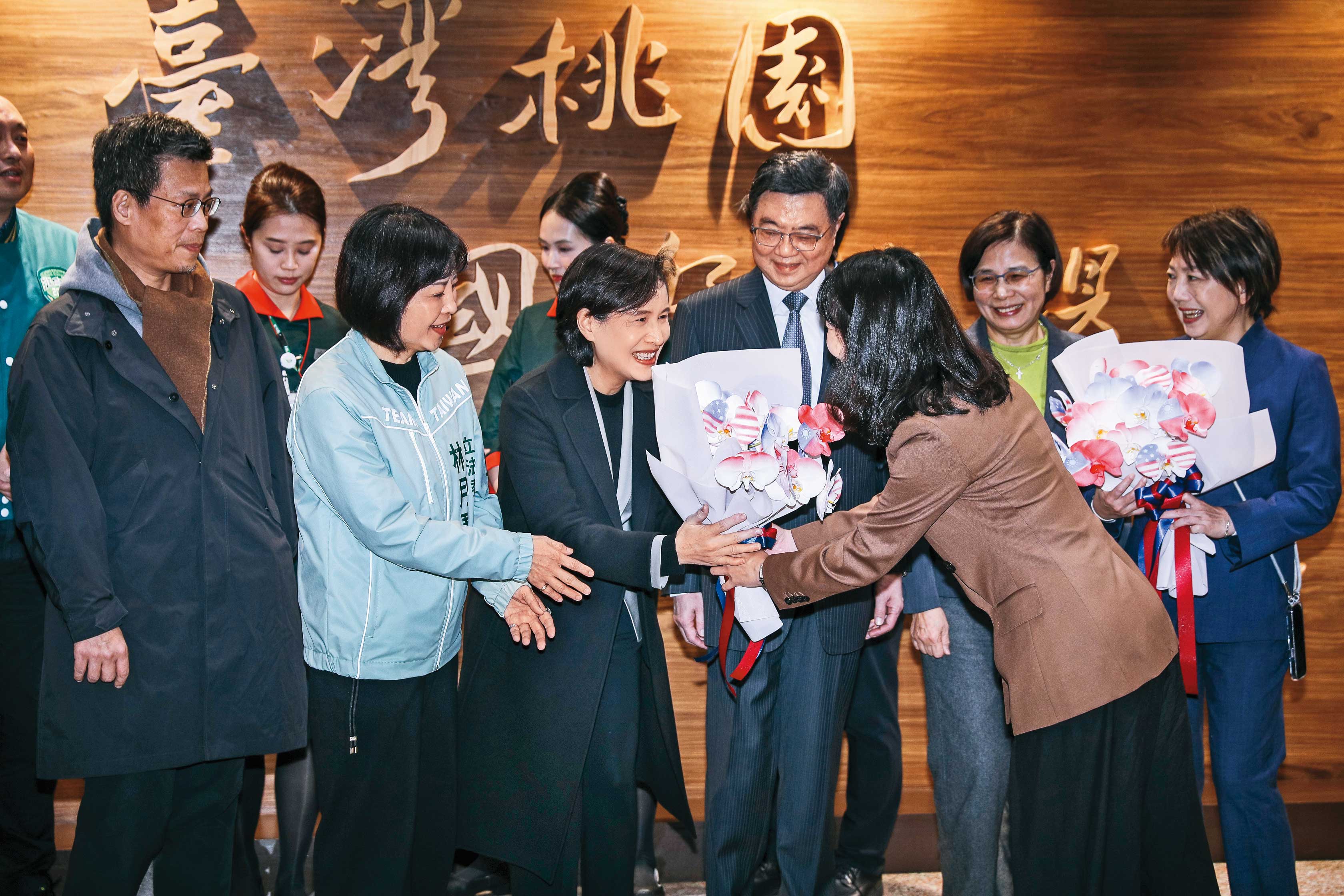 台美關稅談判，有個「聯美抗中」的定海神針在，台灣須靠美國保護，根本沒多少談判本錢。圖為鄭麗君談判團隊19日返台，行政院長卓榮泰親自去接機。（鏡報鄒保祥）