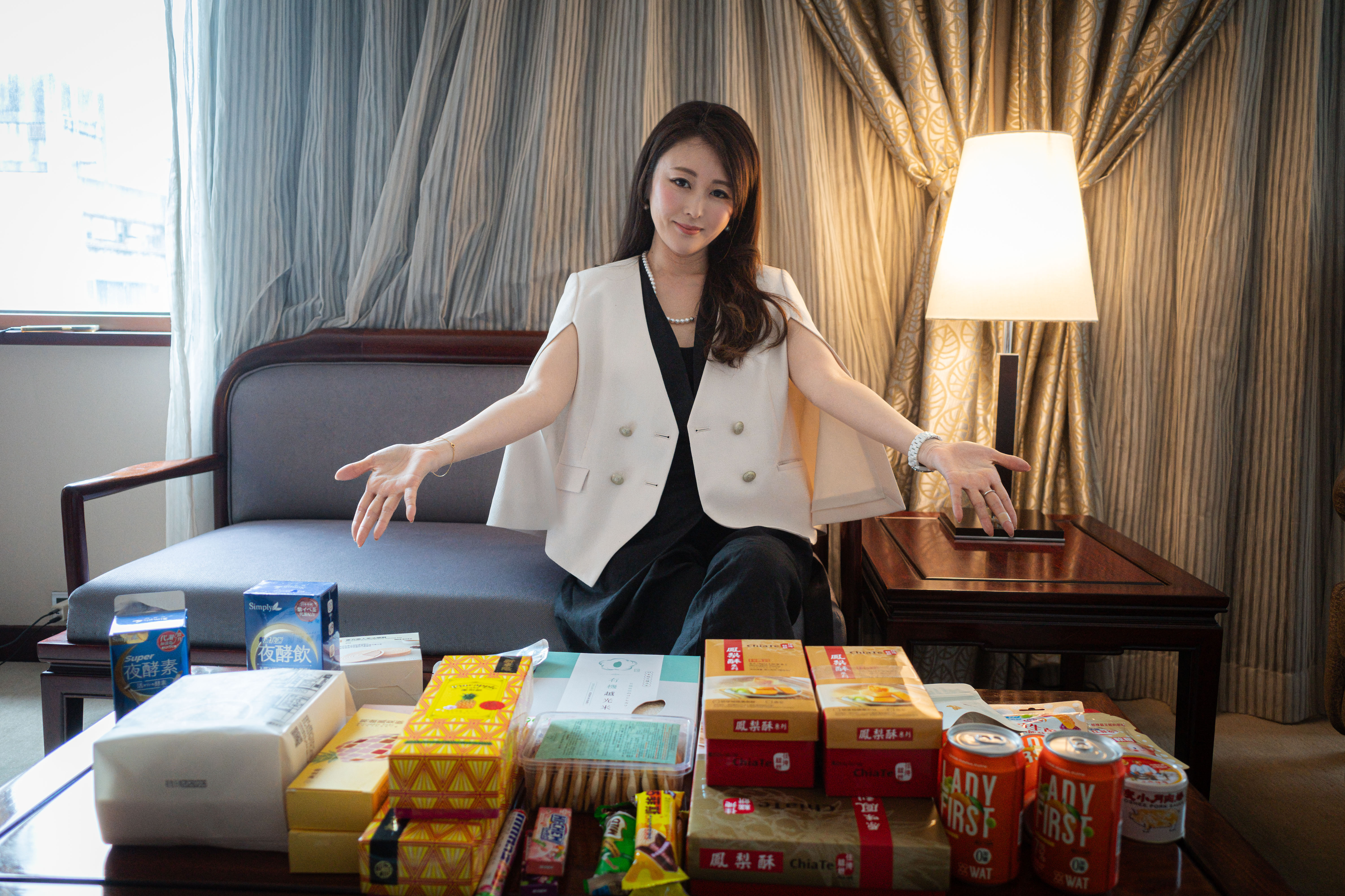 麻衣結束台灣一週之旅，行李箱塞滿了自己蒐購與朋友進貢的「お土産」，非常滿足。