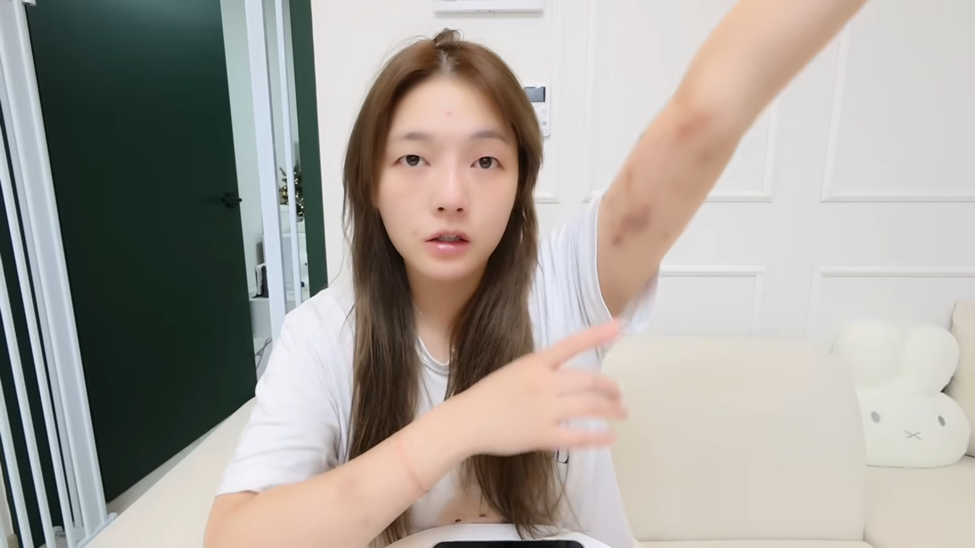 旅韓YouTuber劉力穎更新最新影片，說明傷勢並還原完整事發經過。（翻攝自YouTube LIYING LIU 劉力穎）