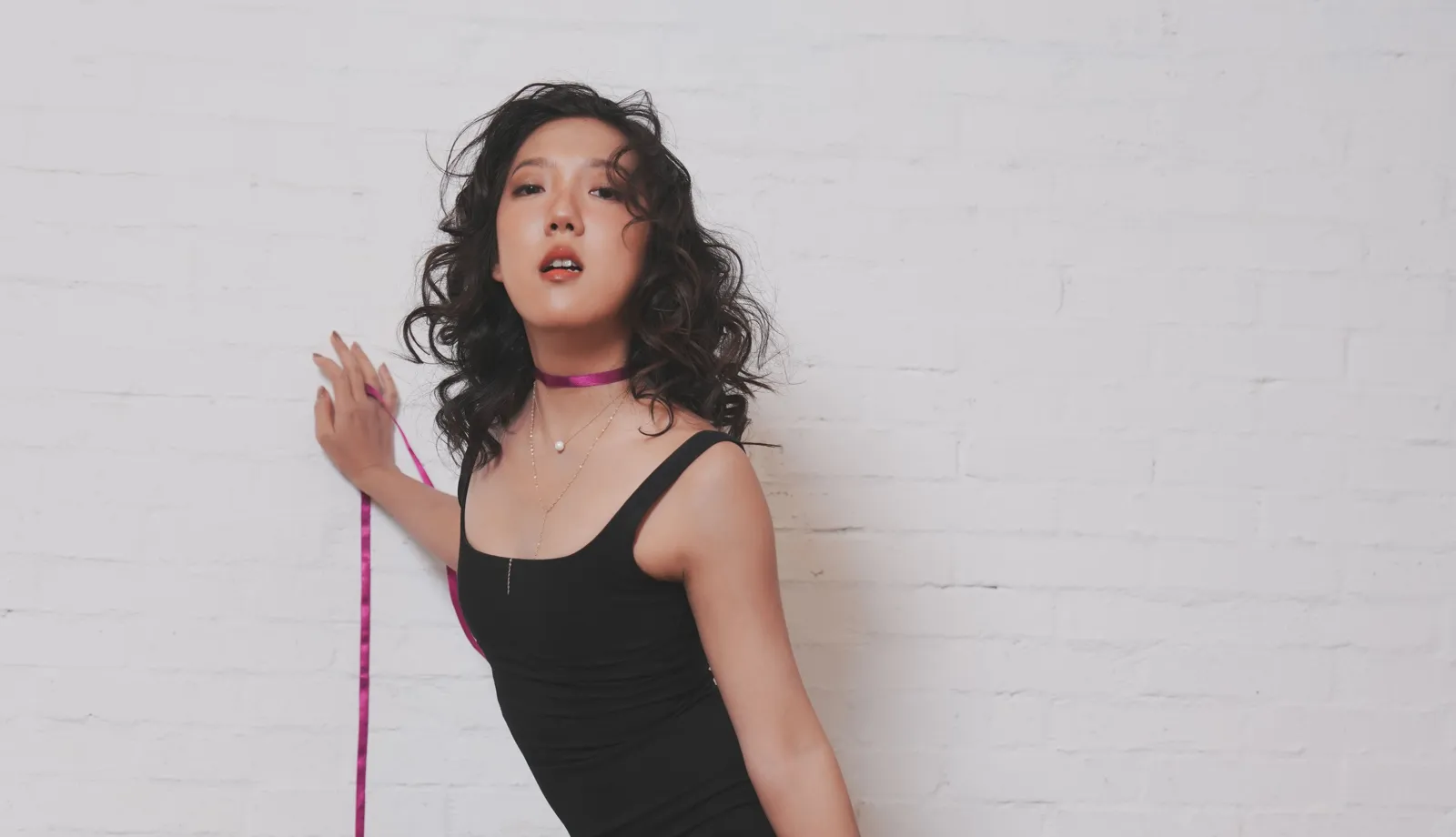 李筑芯為追思已故藝人單元獻唱，背後的螢幕陸續出現今年離世的藝人照片。（金音創作獎提供）