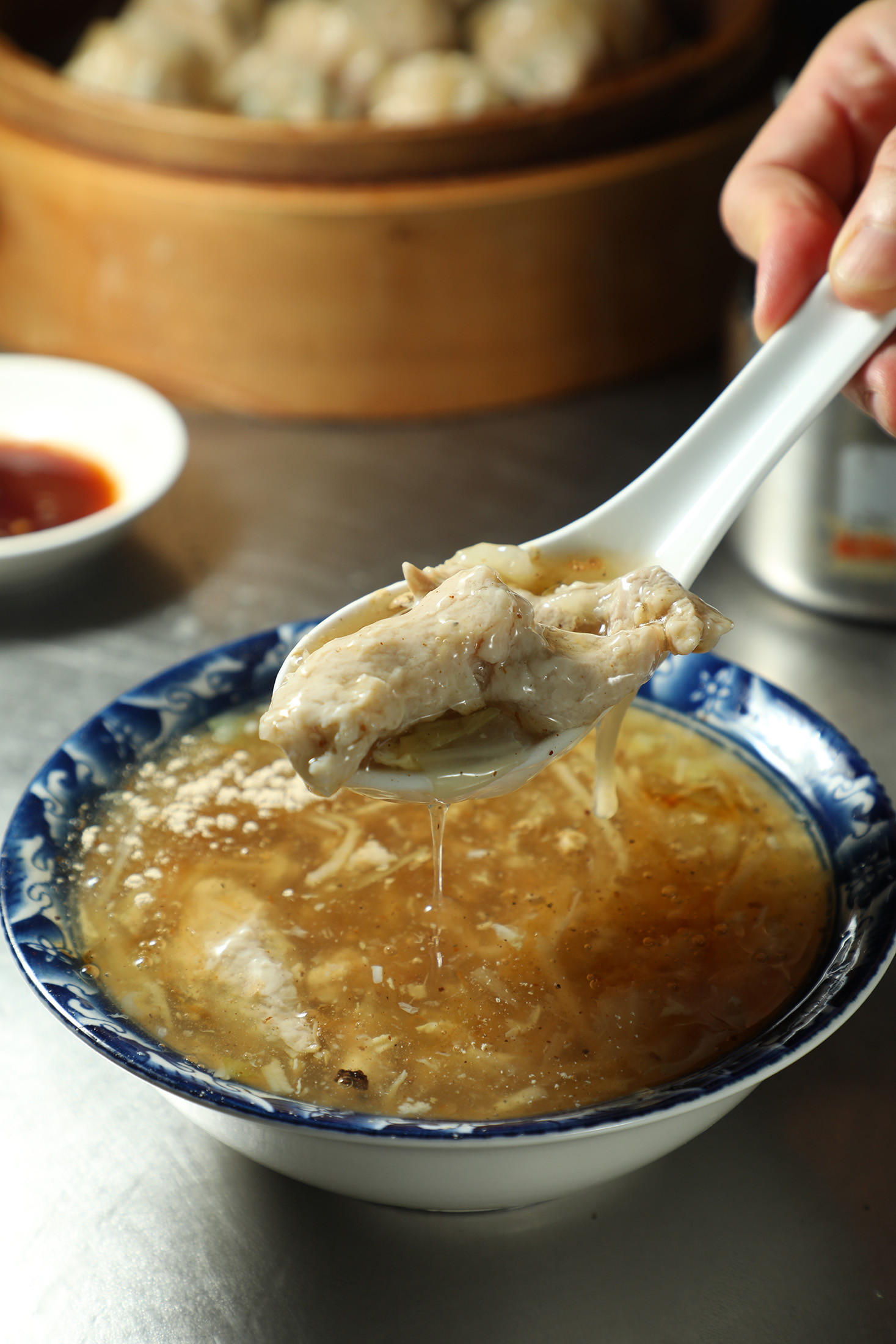 「肉羹」放入高麗菜、筍絲與金針菇點綴,喝起來微甜酸香。(60元/碗)