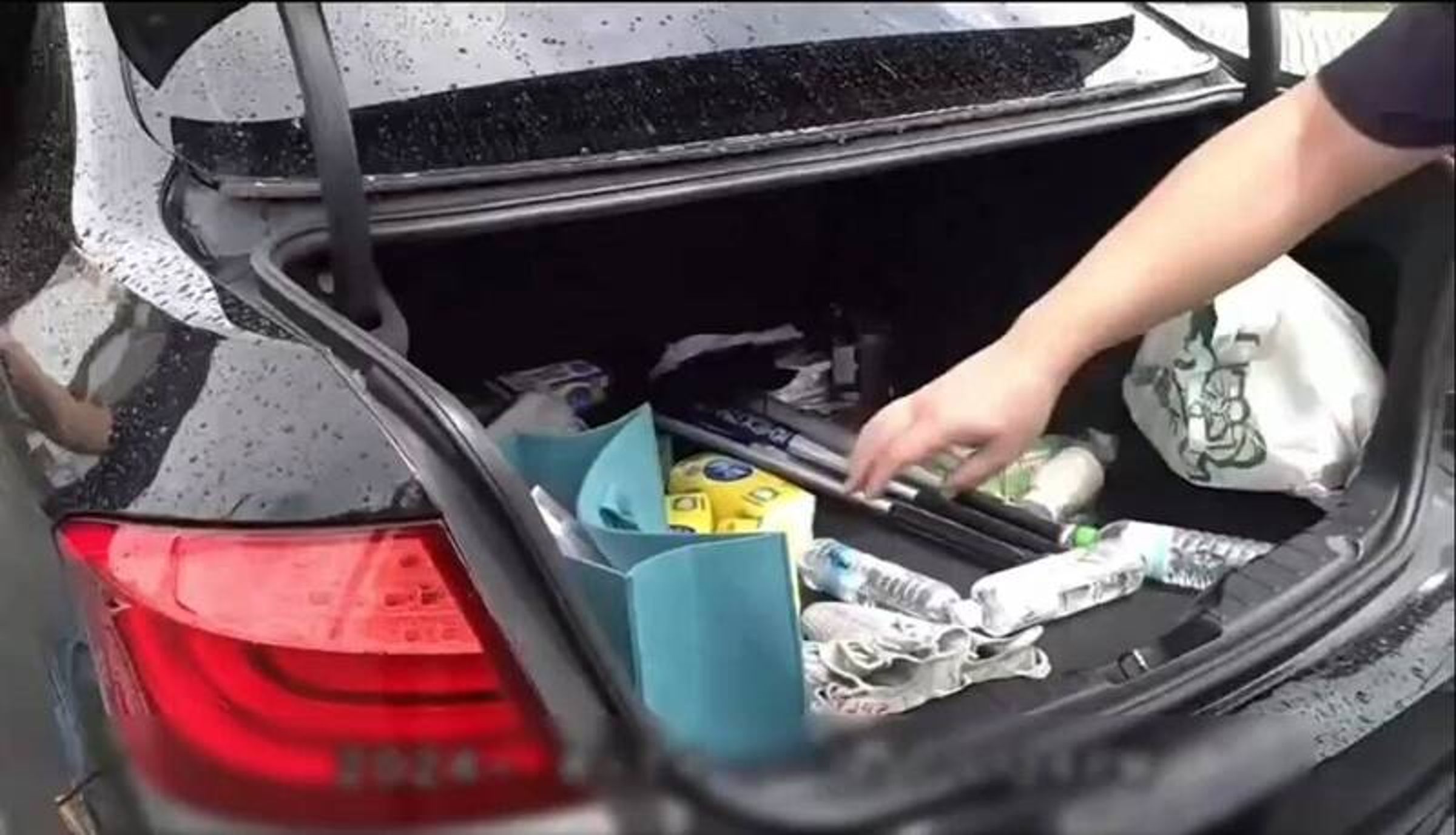 警方在犯嫌後車廂裡，查扣李男麾下「球棒隊」作案用球棒10隻。（翻攝畫面）