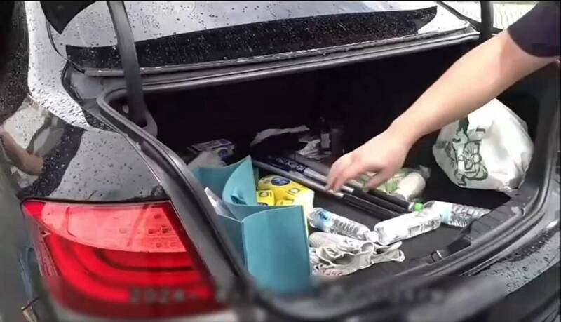 警方在犯嫌後車廂裡，查扣李男麾下「球棒隊」作案用球棒10隻。（翻攝畫面）