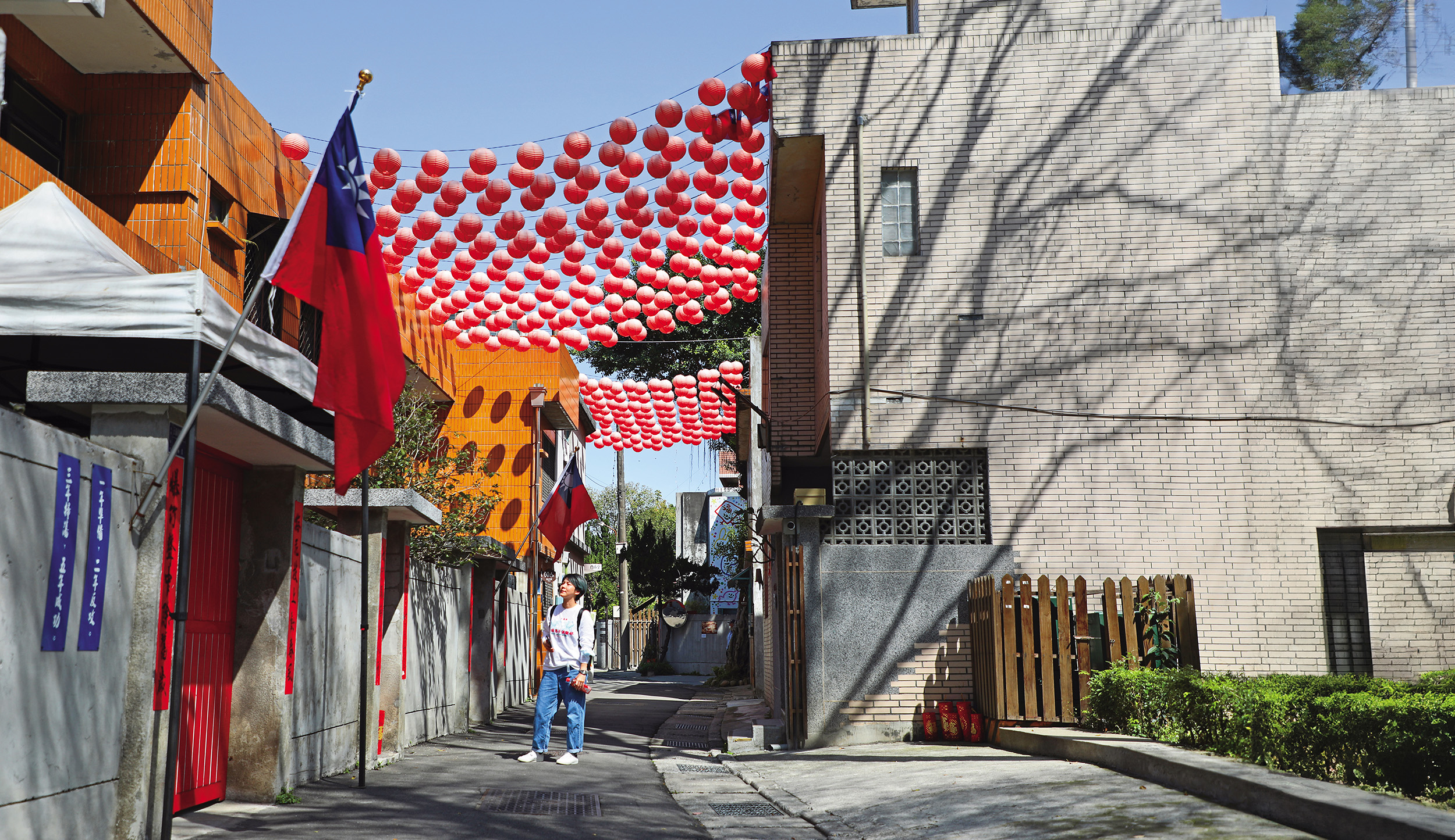 旗海飄揚的「空軍三重一村」正門，位於新北三重區正義南路與同安東路街口。