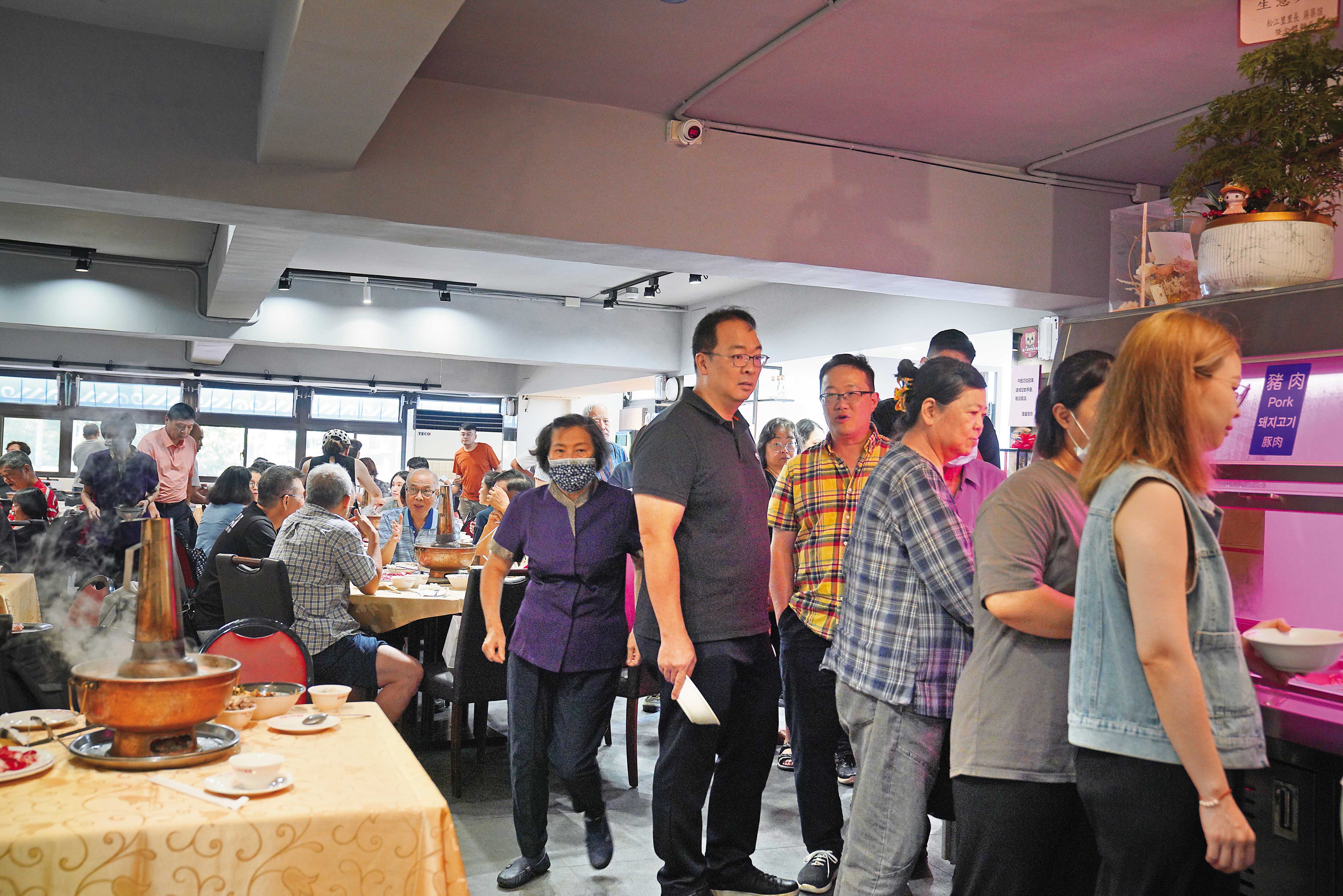 用餐巔峰時間已過,現場依然有「等了3年」的客人在排隊取餐。