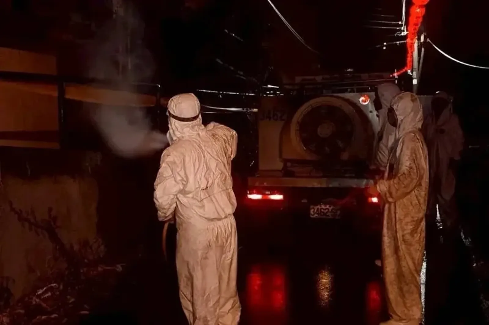 台中發生動保處人員因為誤解指令而擅自闖豬場清消。該圖僅為示意圖，非當事人員。（示意圖，台中市政府提供）