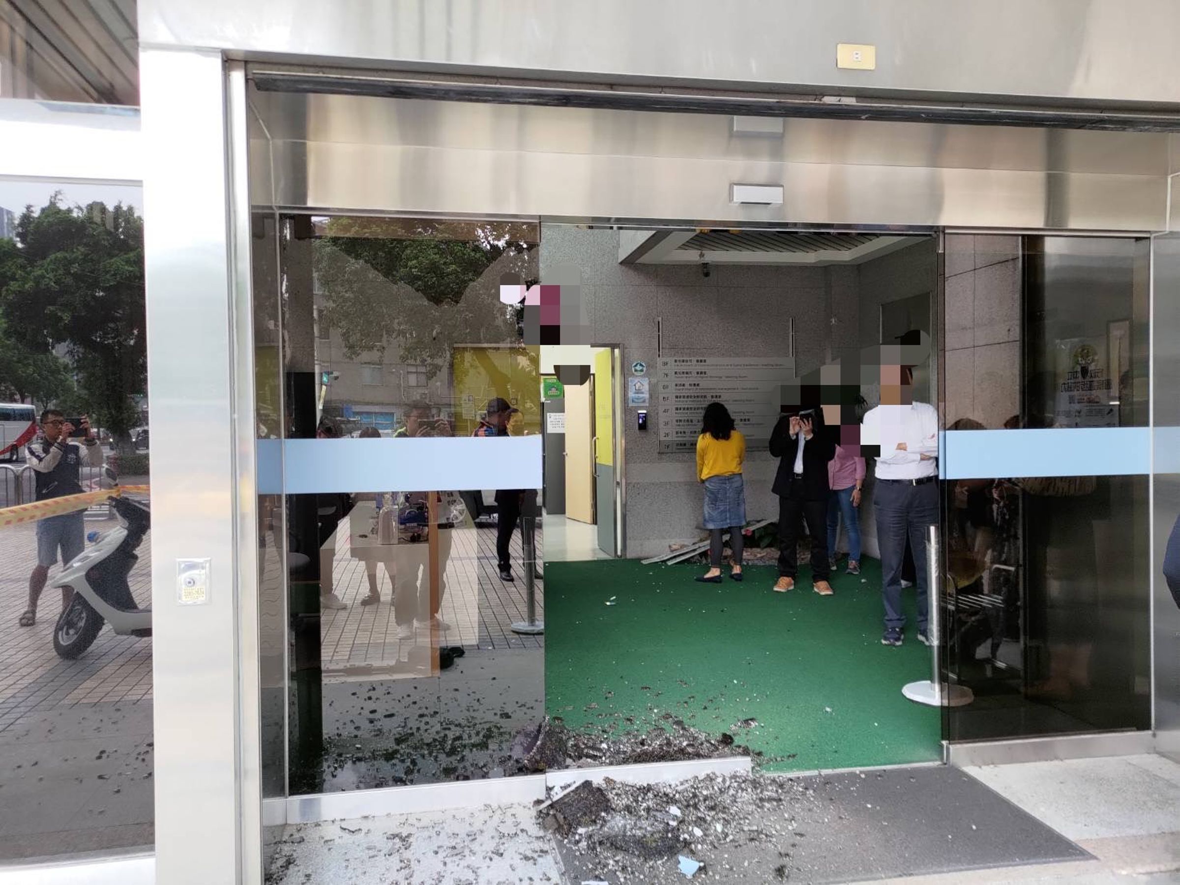 數發部大門遭人持槍射擊，警方獲報後立即集結警力逮捕一名張姓嫌犯。（中正二分局提供）