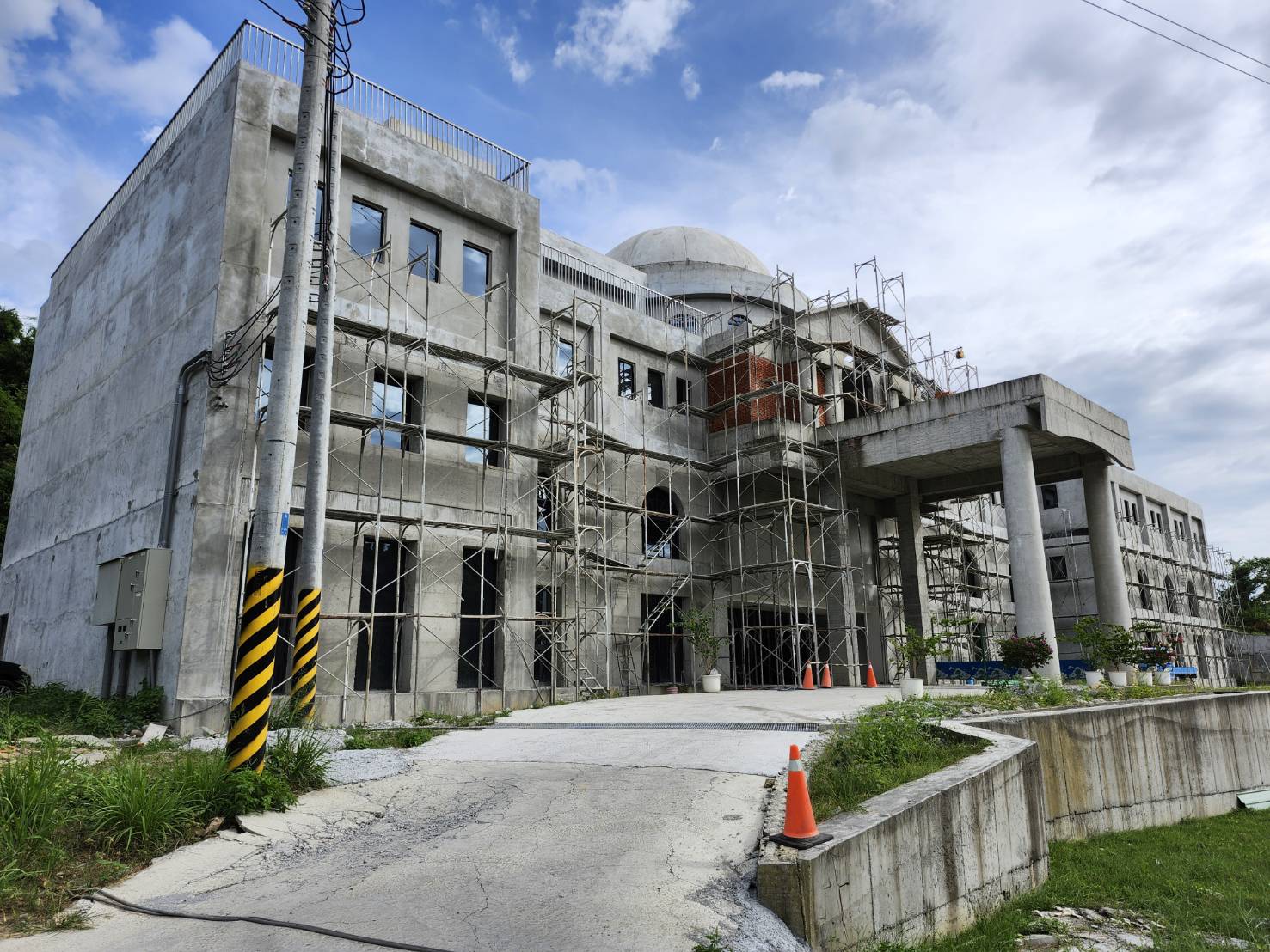 嘉義縣水上鄉的「富貴天境」，號稱是全台灣第一座白色巴洛克式建築塔位墓園，卻傳出多項違規遭罰。（翻攝畫面）