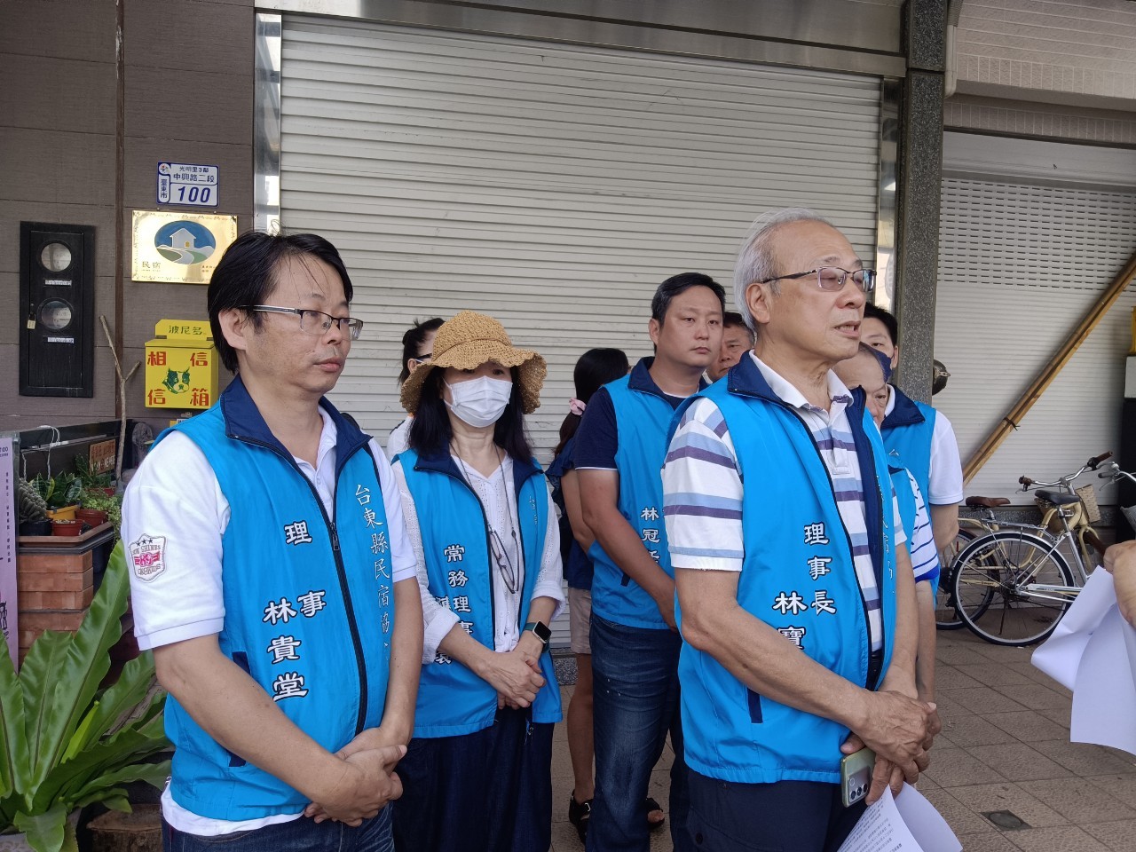 台東民宿協會幹部前往波多尼小旅宿前支持縣府重罰。（台東縣政府提供）