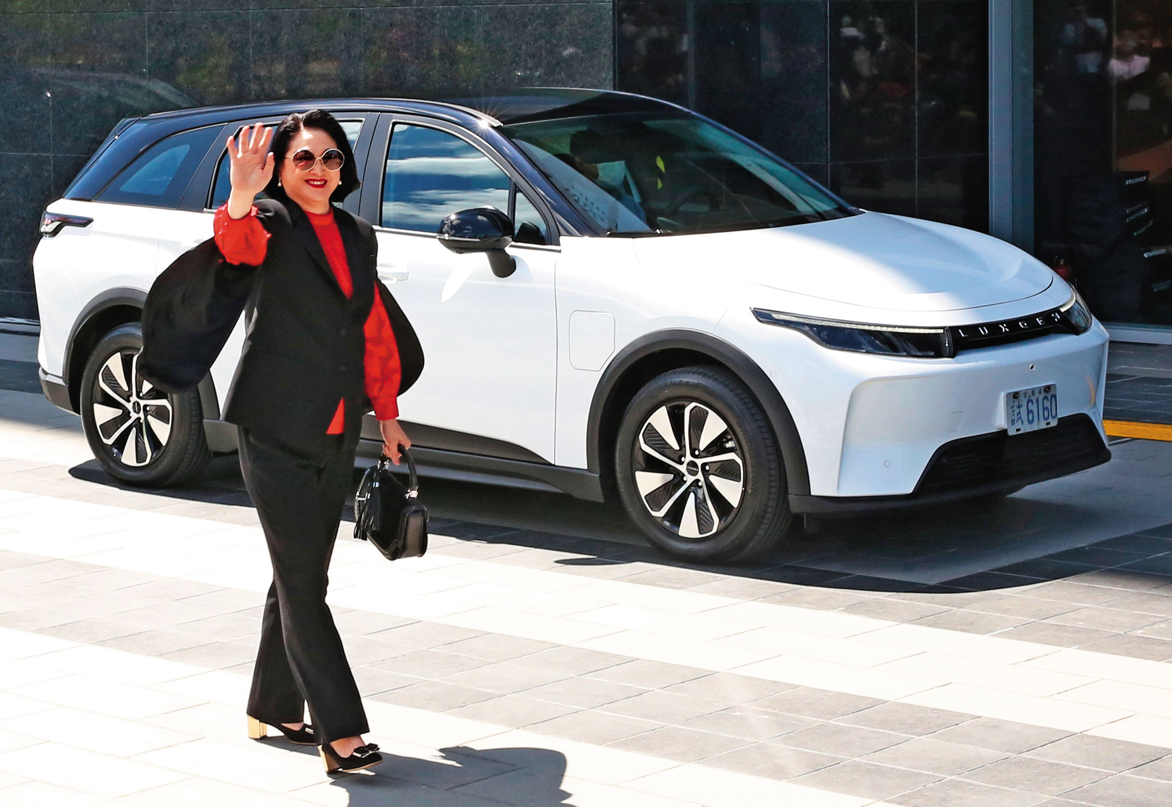 納智捷首款平價電動車n7即將交車，裕隆集團執行長嚴陳莉蓮於裕隆城開幕式上搭乘n7進場。