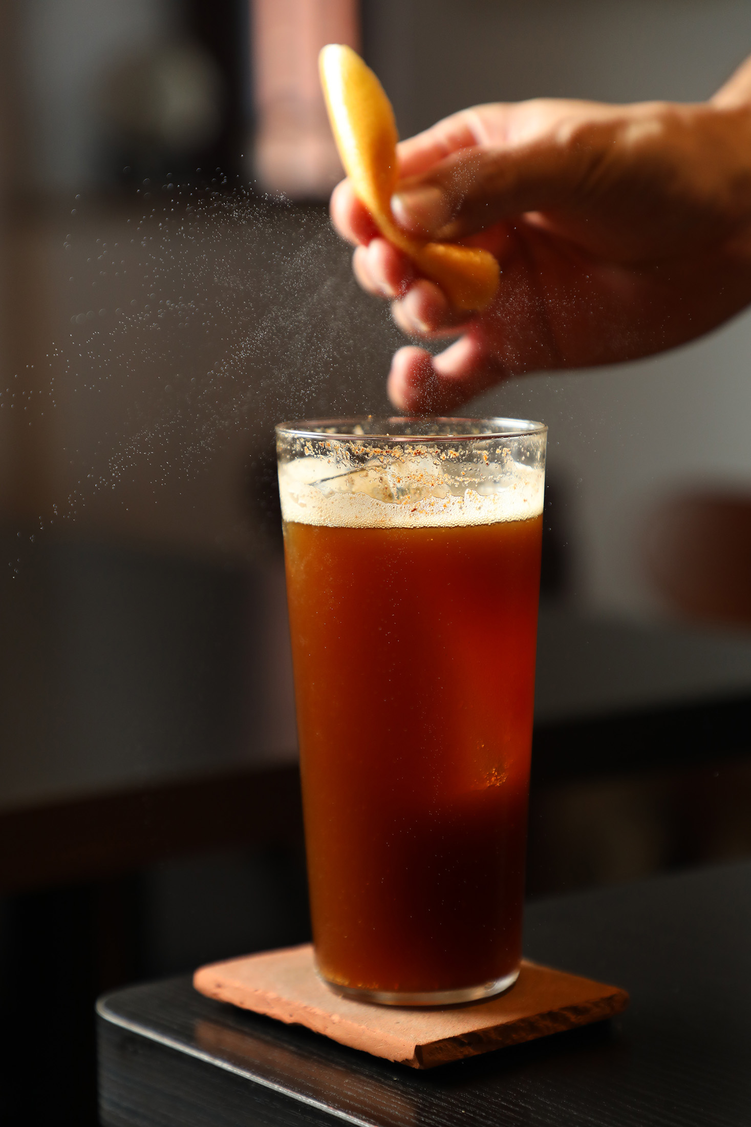 古蜜將客家傳統茶飲酸柑茶加入薑與黑糖，並增加微氣泡的口感，變成獨特的「新天井可樂」。（160元／杯）