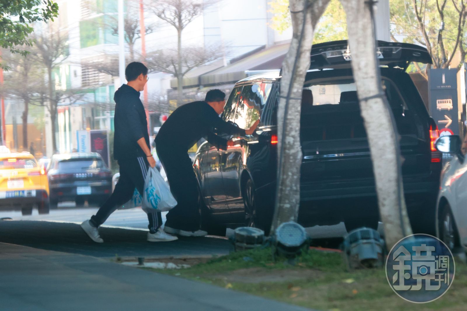 汪小菲（右）曾和司機一起接送女兒下課
